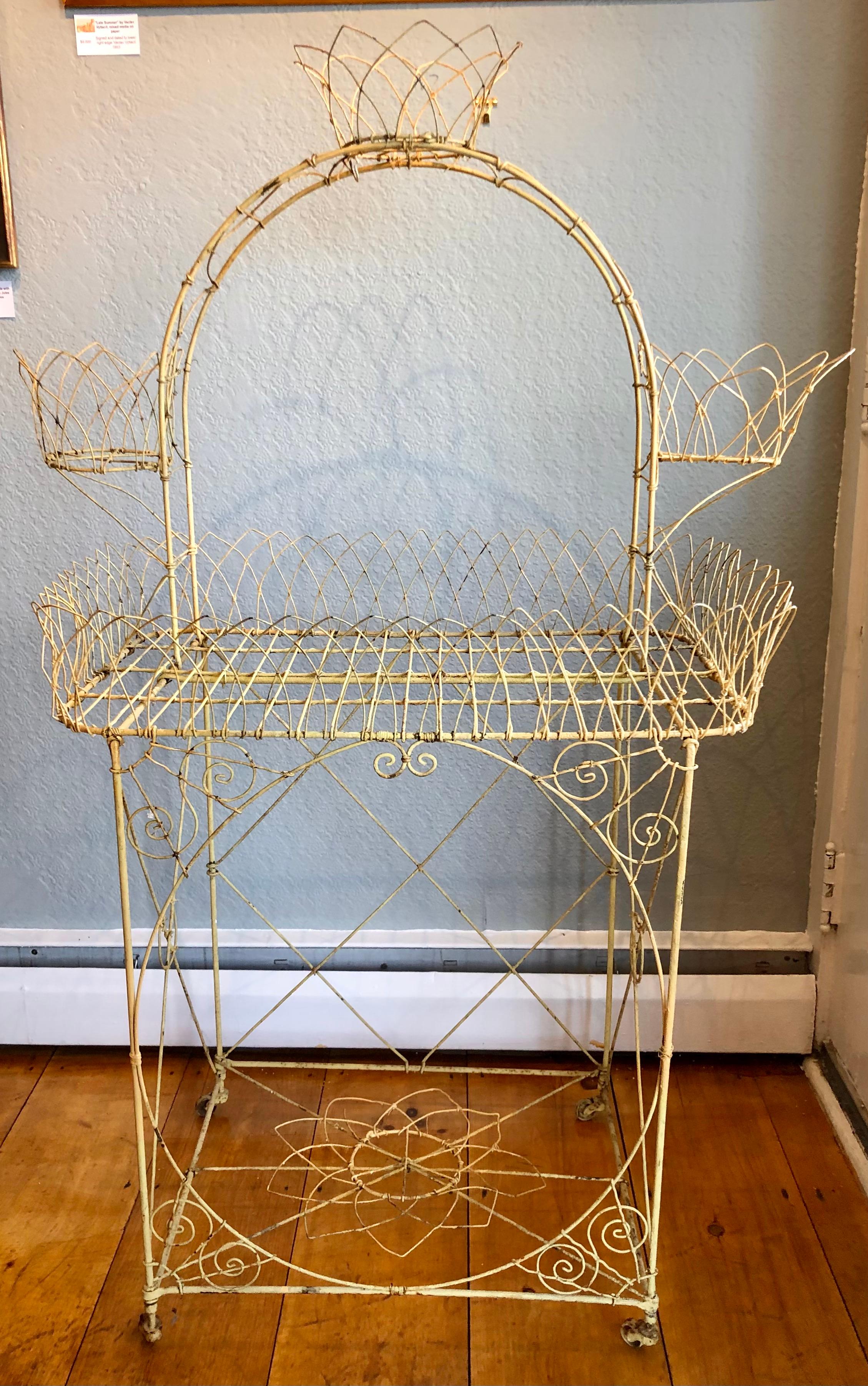 Late 19th century painted in pale yellow and of a nice proportion.