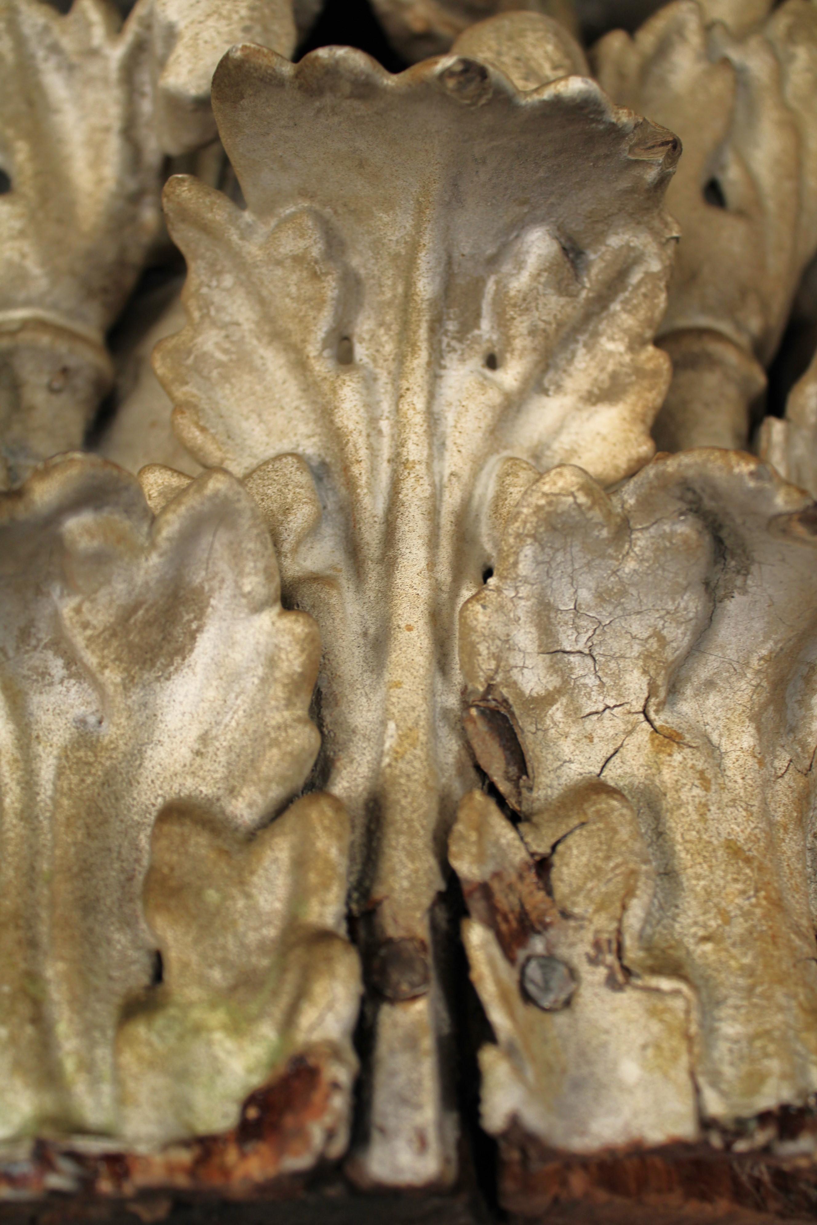 Fragmento arquitectónico de madera pintada y hierro en venta 4