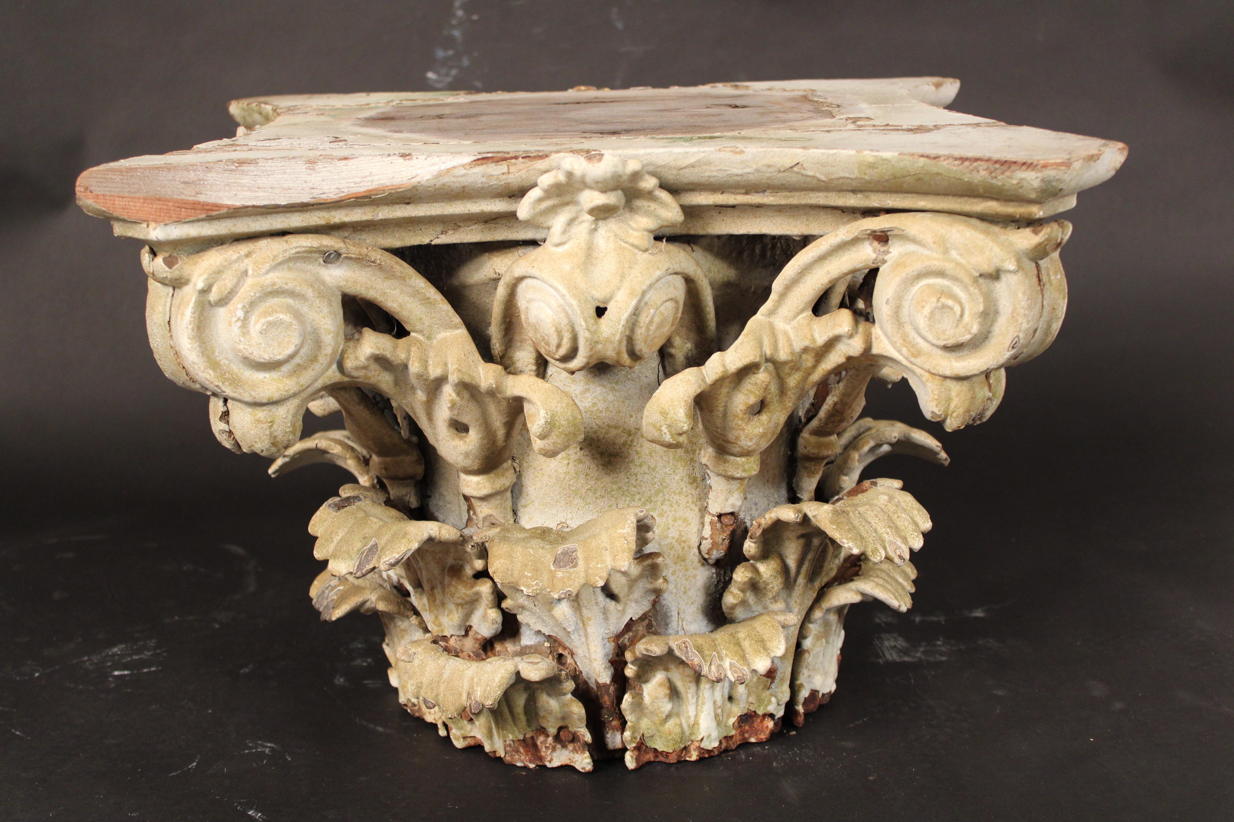 Fragmento arquitectónico de columna corintia de madera pintada y hierro, hacia 1900. Con pintura vieja. El cuerpo principal es de madera y las hojas de acanto son de hierro. 
