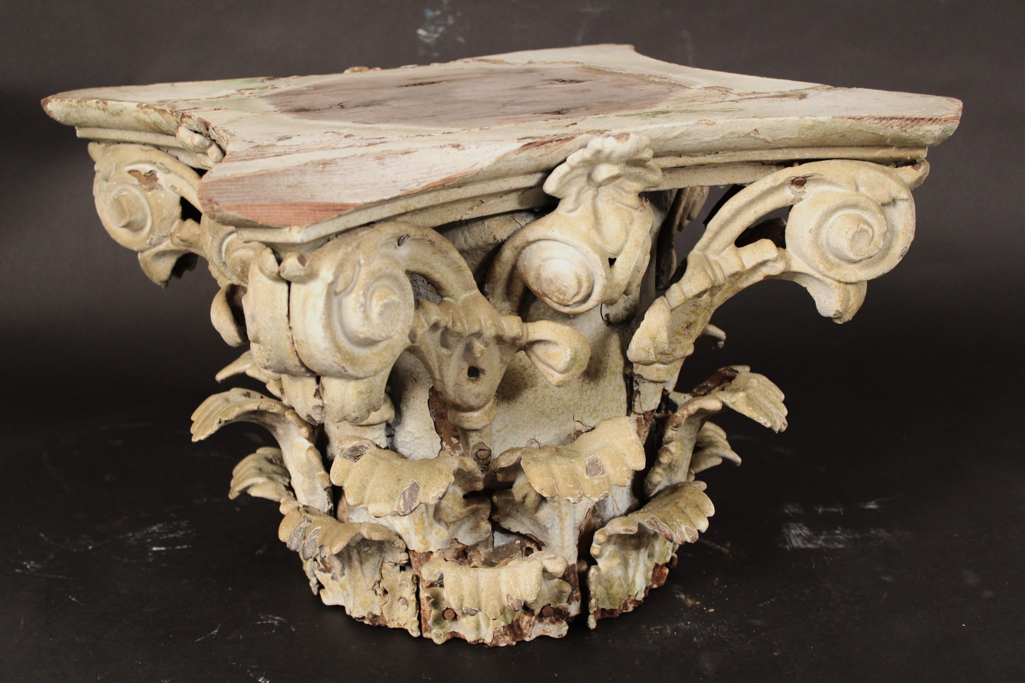 Fragmento arquitectónico de madera pintada y hierro Griego clásico en venta