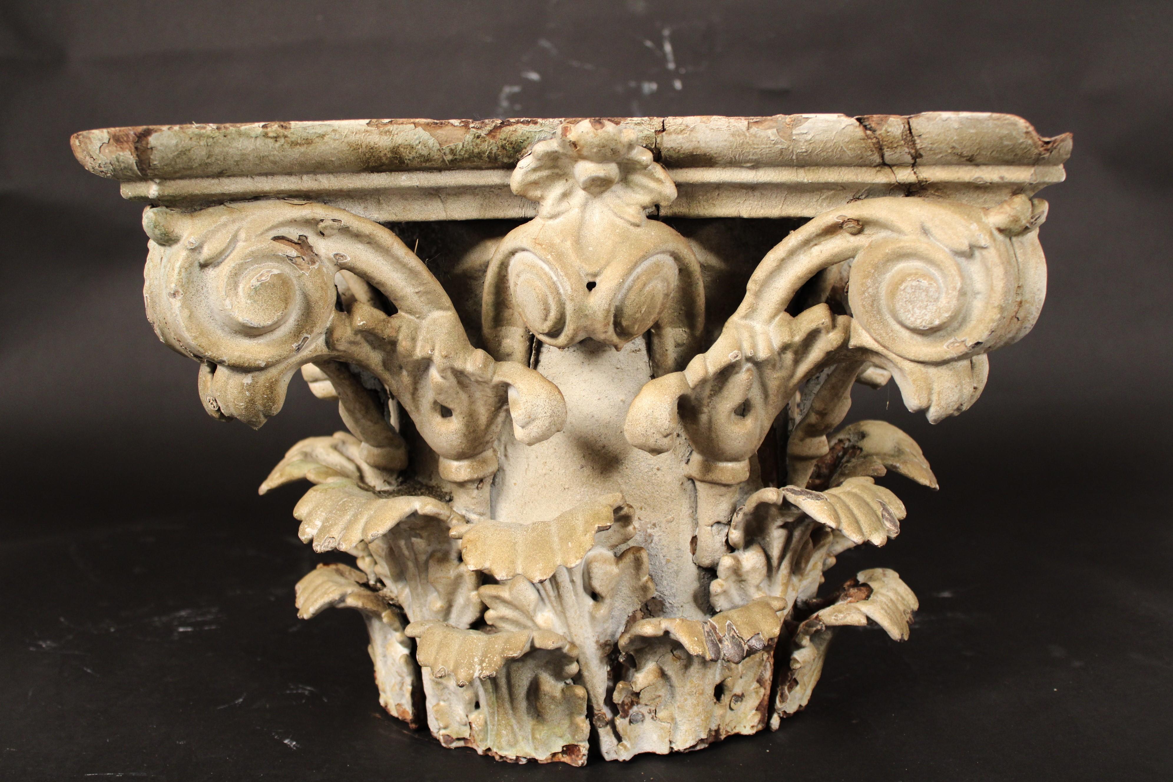 Fragmento arquitectónico de madera pintada y hierro Desconocido en venta