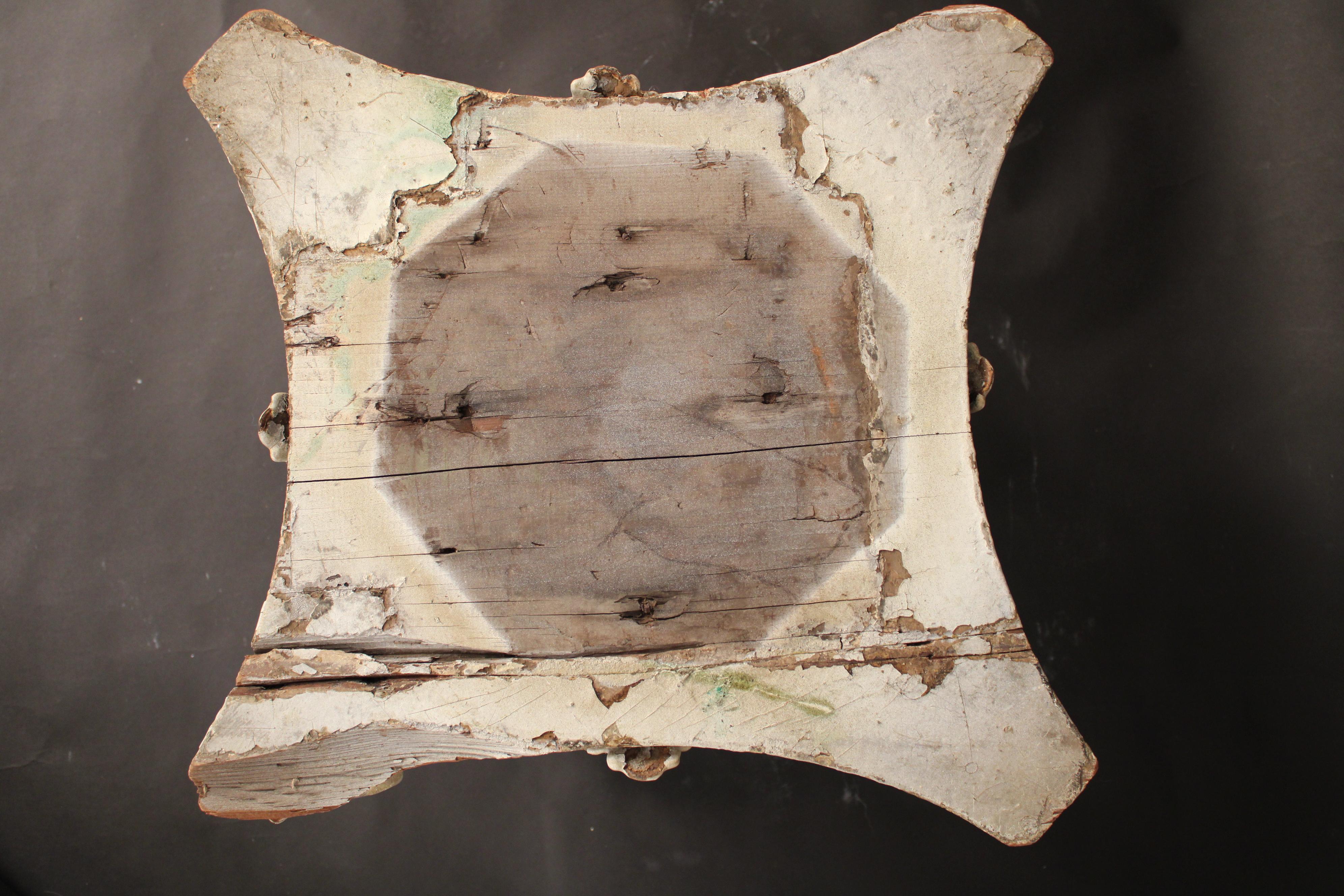 Fragmento arquitectónico de madera pintada y hierro en venta 1