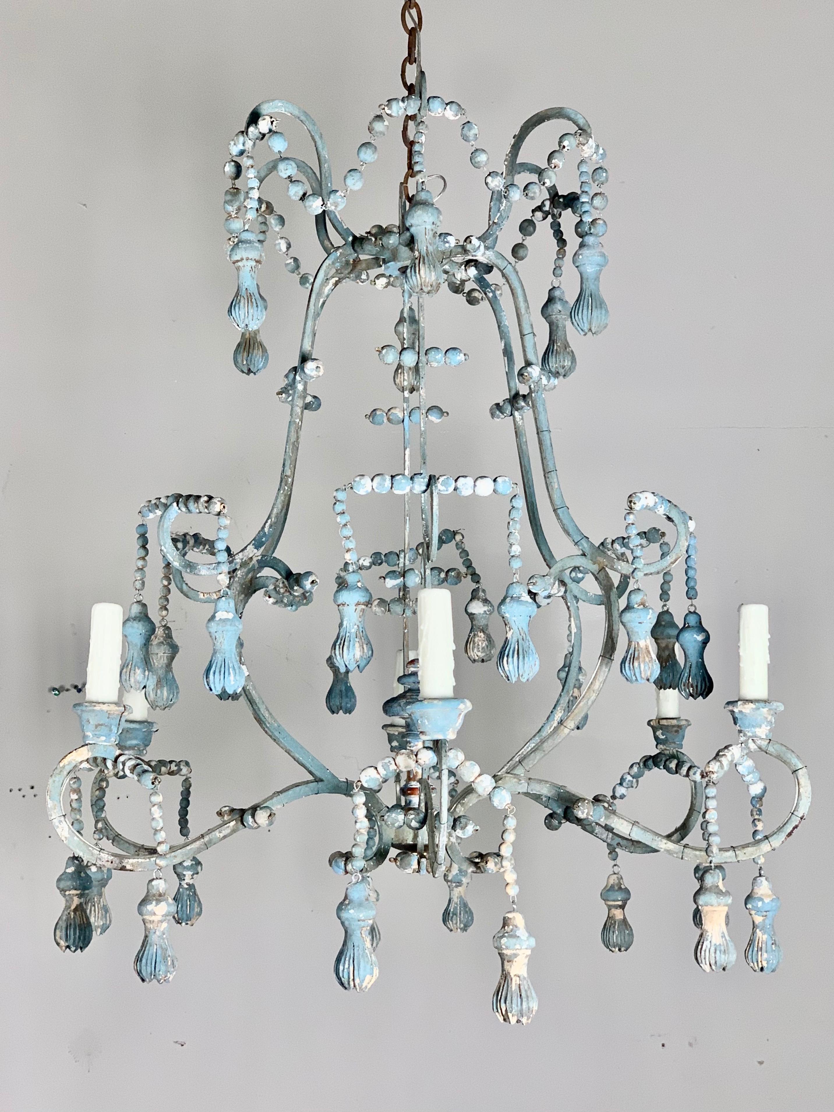 Bemalter, perlenbesetzter Kronleuchter aus Holz von Melissa Levinson (21. Jahrhundert und zeitgenössisch) im Angebot