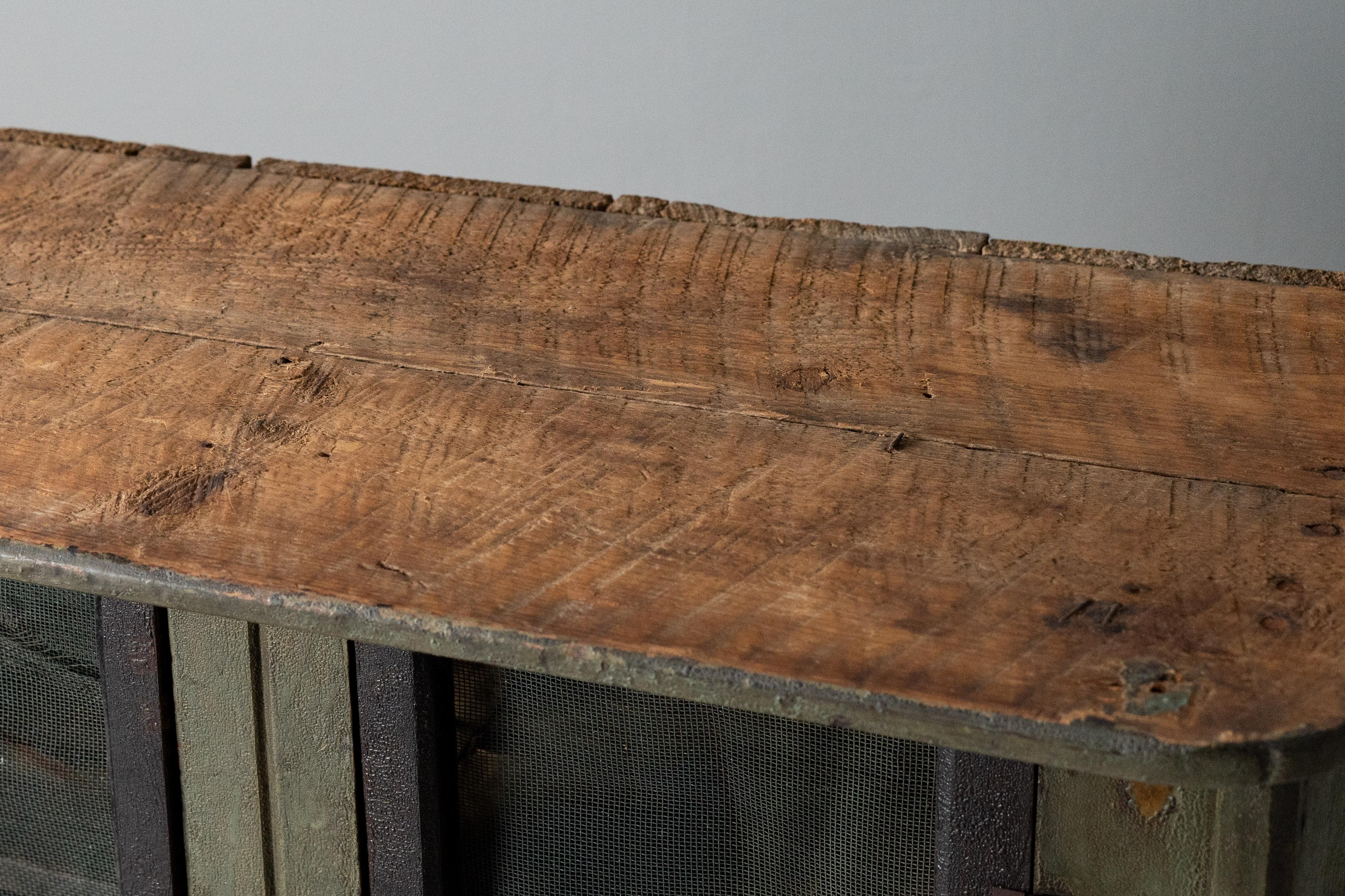 Conigliera Folk Art in legno dipinto in vendita 4