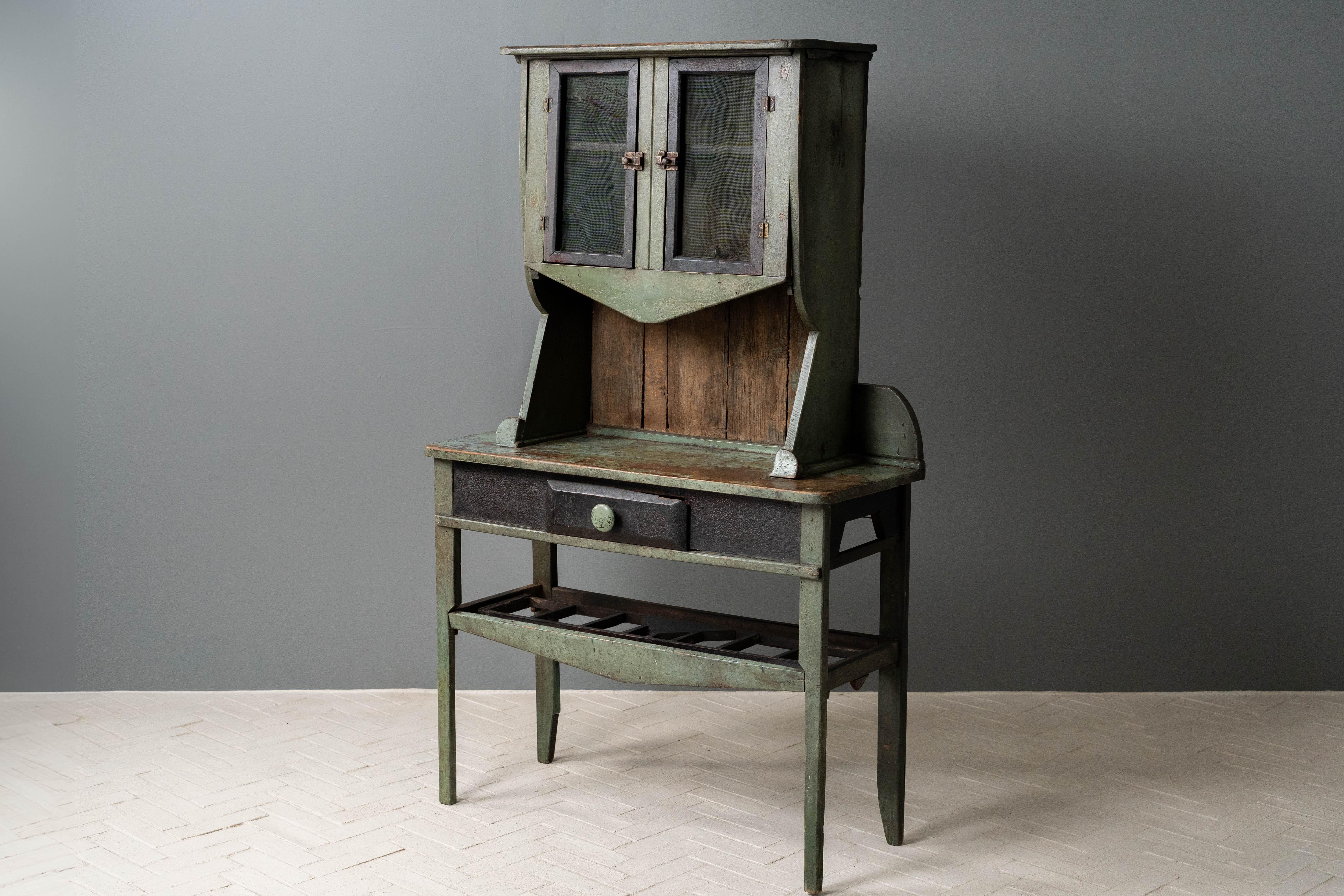 USA, circa anni '20 o '30. Un mobile vernacolare in legno con un design geometrico articolato che fa pensare a un ebanista afroamericano dei primi del Novecento, proveniente dal sud degli Stati Uniti. Costruito con tavole e chiodi in legno