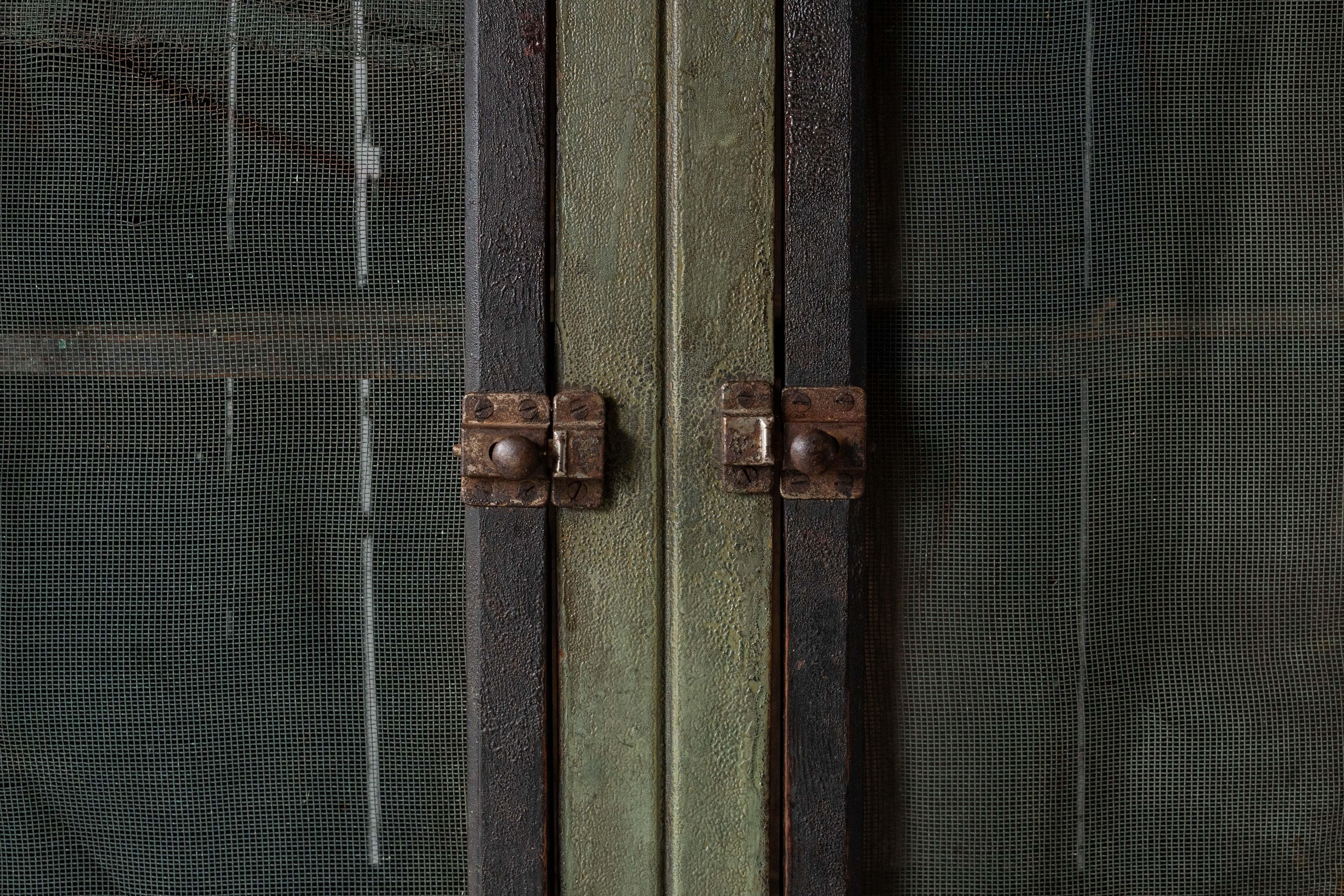Americano Conigliera Folk Art in legno dipinto in vendita