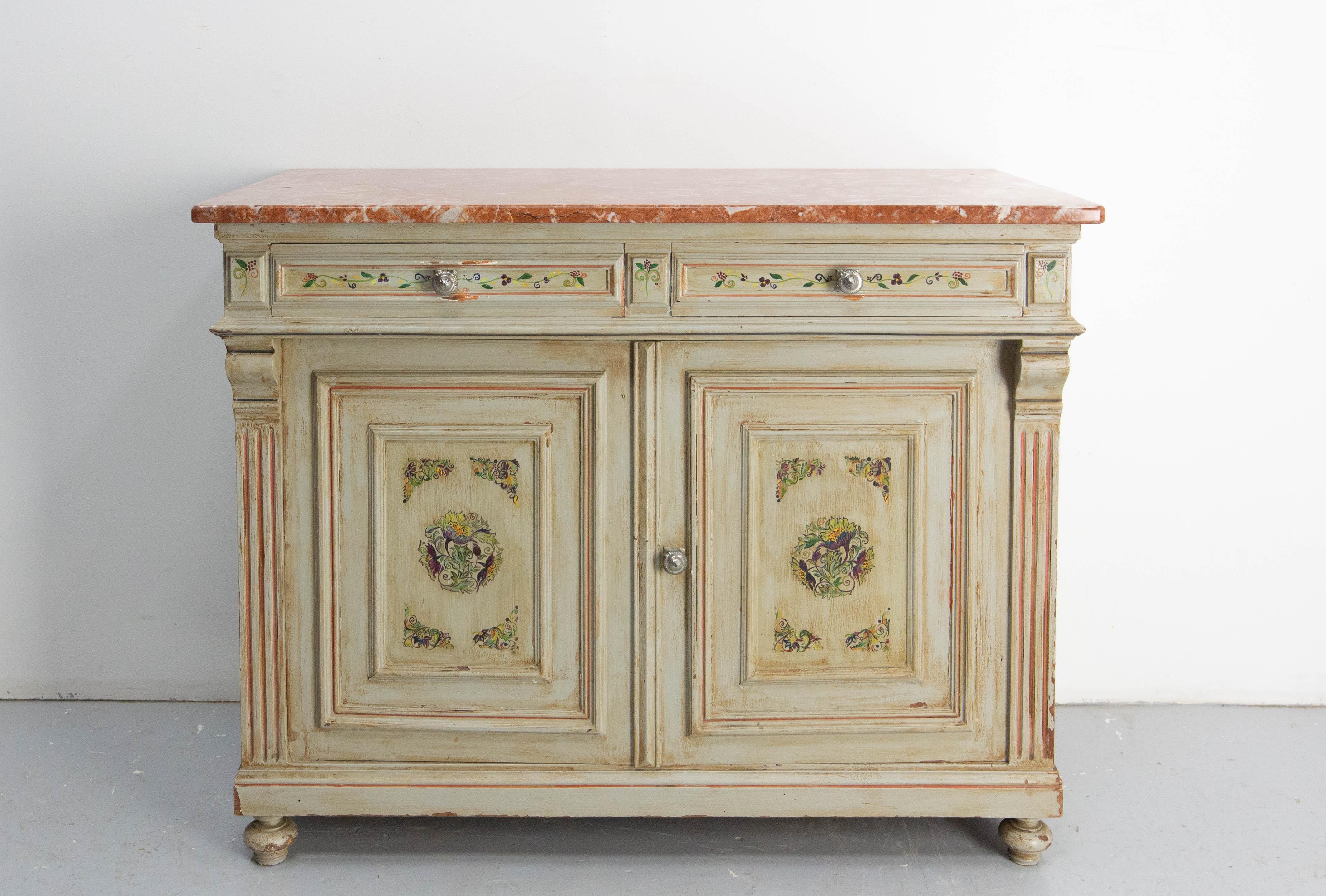 Louis XVI-Stil Französisch Buffet lackiert Nussbaum und Marmorplatte.
Dieser Schrank wurde nachträglich patiniert, dekoriert und signiert (zweite Hälfte des 20. Jahrhunderts).
Anfang des 20. Jahrhunderts hergestellt.
Zwei Türen und zwei