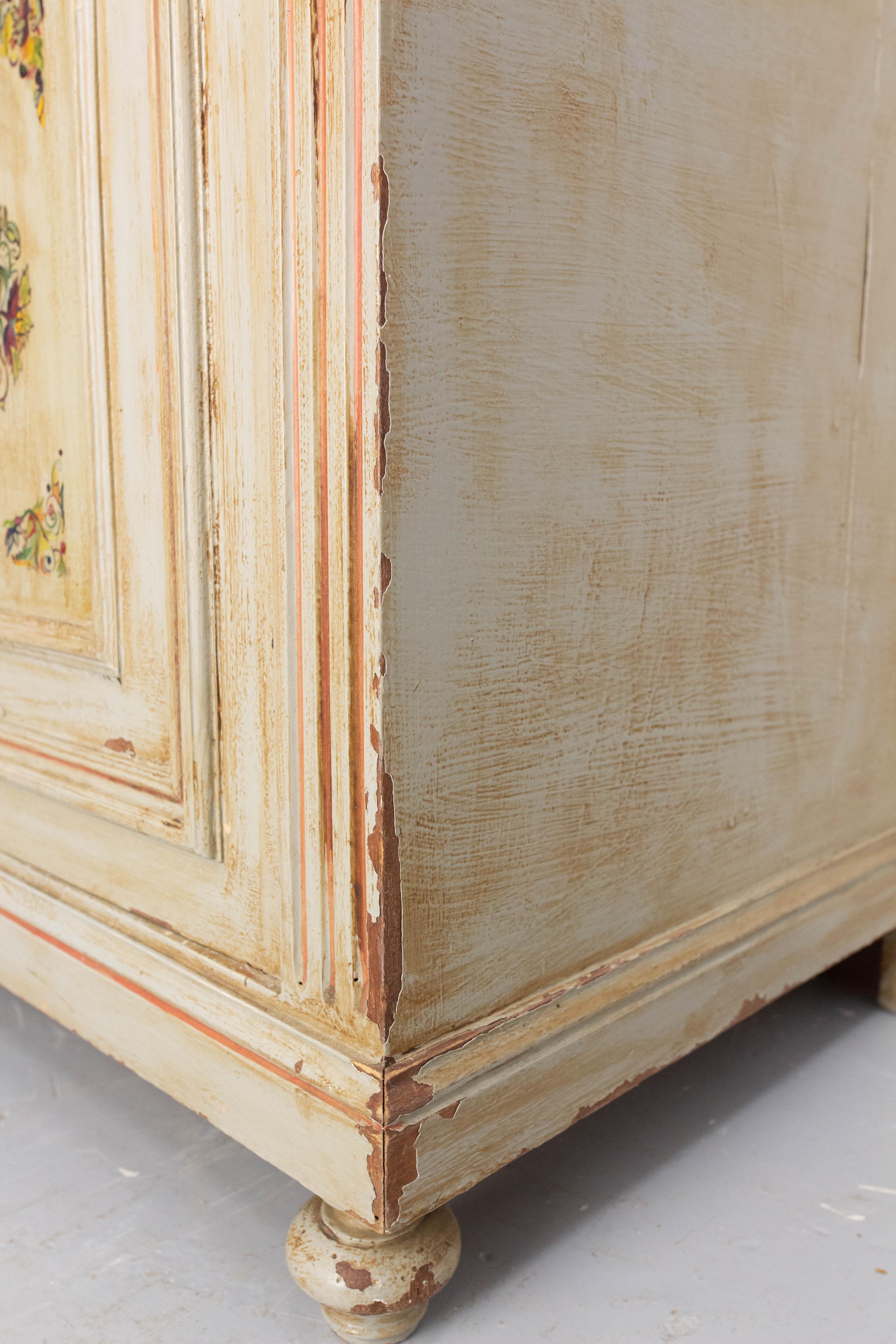 Bemaltes Buffetschrank mit Holz- und Marmorplatte, patiniert und dekoriert, Französisch, um 1900 (Frühes 20. Jahrhundert) im Angebot