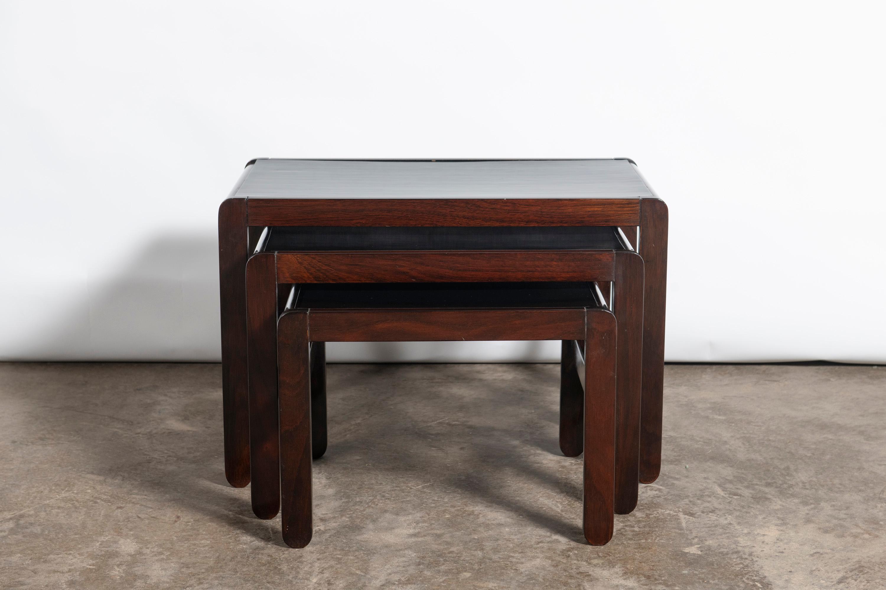 Mesas nido de madera pintada diseñadas por Alberto Churba, Argentina, hacia 1970.

Dimensiones de la mesa grande: 47 cm de alto, 68 cm de ancho, 43 cm de fondo.
Dimensiones de la mesa mediana: 40 cm de alto, 58 cm de ancho, 43 cm de