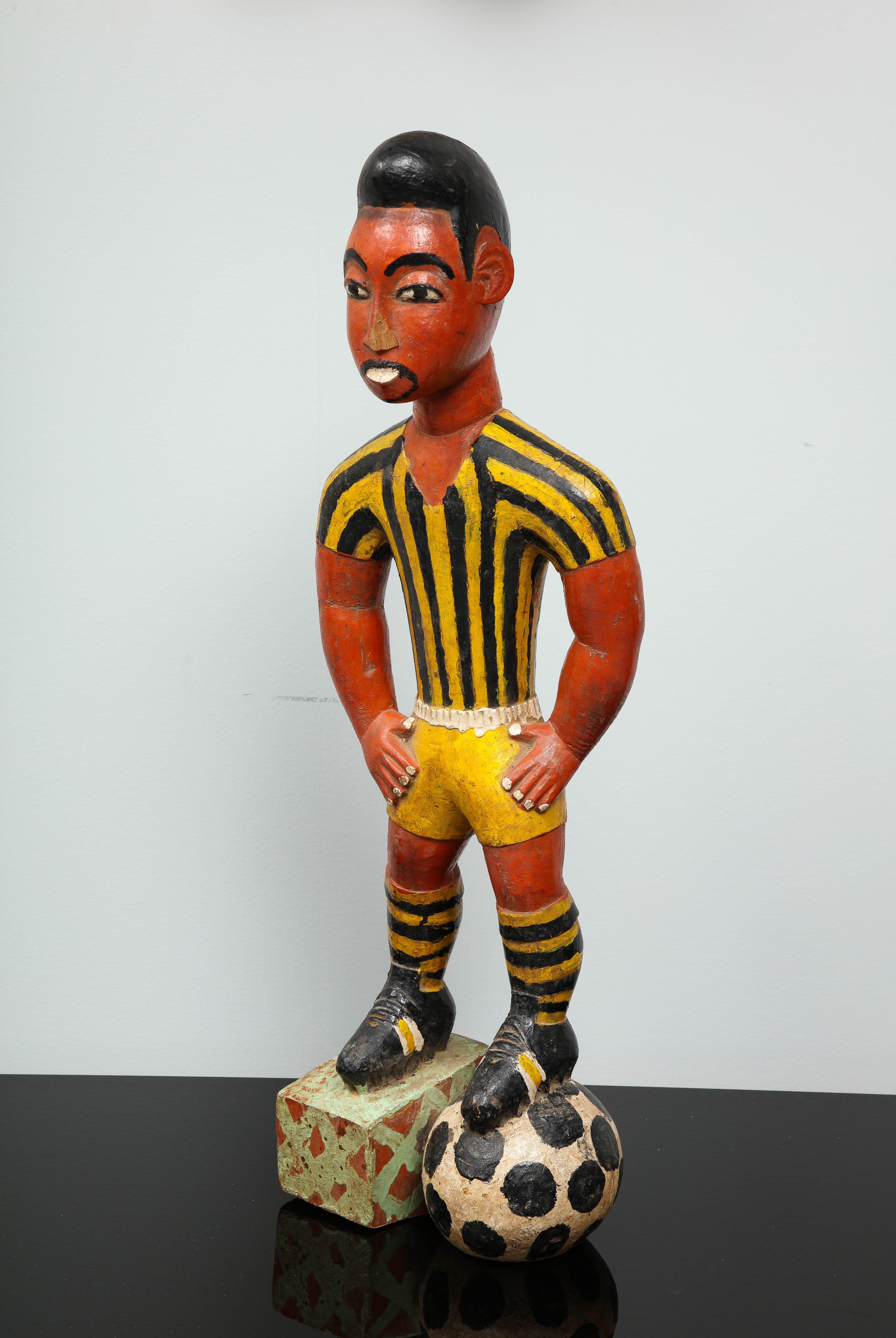 Painted wood sculpture of a soccer player In Good Condition In Jersey City, NJ