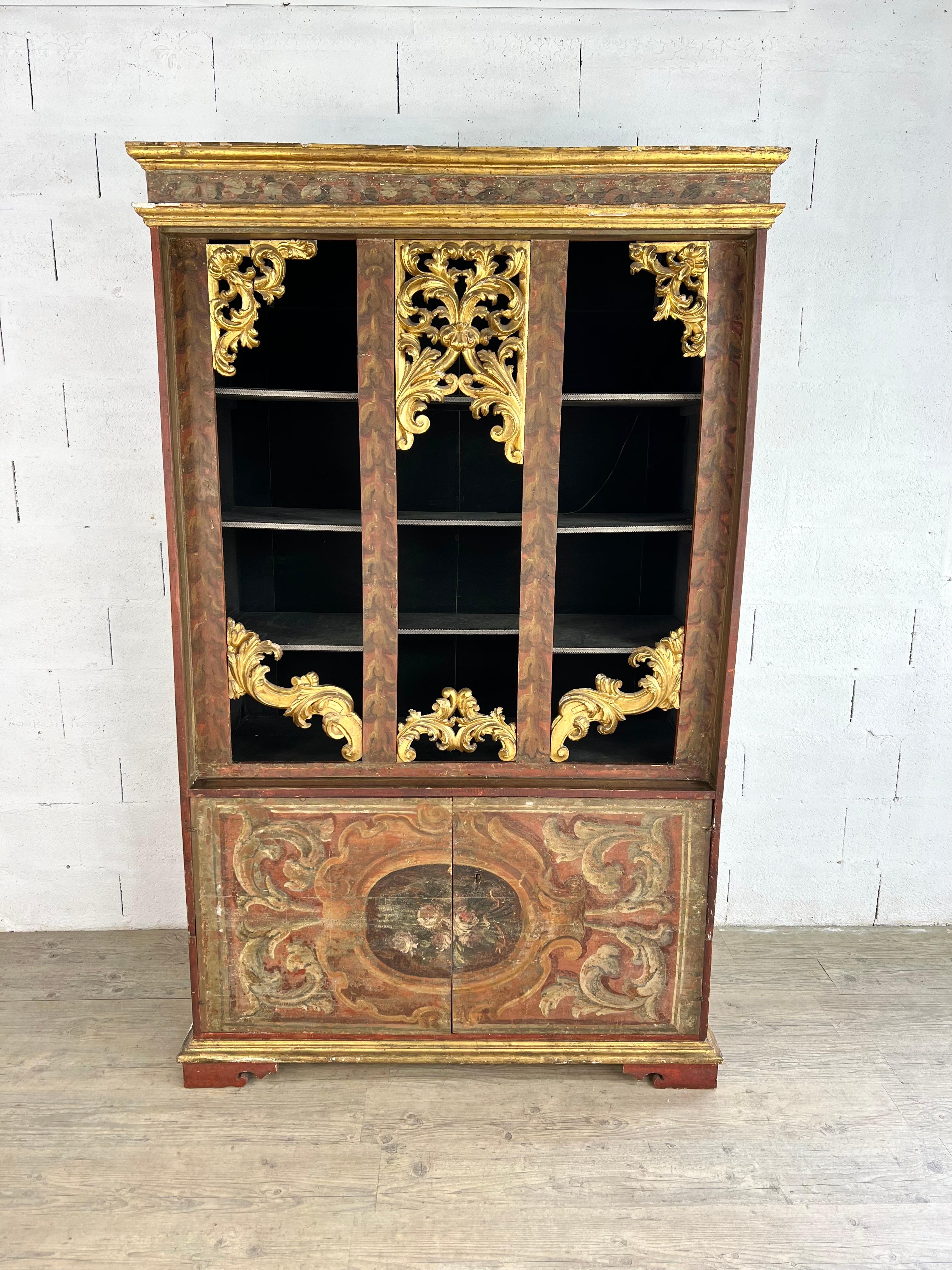 Impresionante testimonio de la artesanía italiana, esta librería de madera pintada de finales del siglo XIX encarna la elegancia de tradiciones decorativas centenarias. Mostrando la renombrada técnica italiana del falso mármol, sus superficies