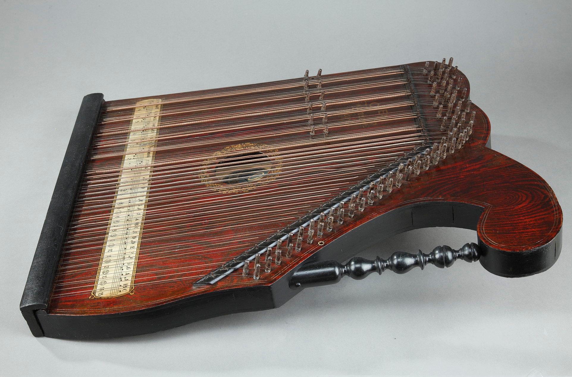 Painted Wood Table Zither In Good Condition In Paris, FR