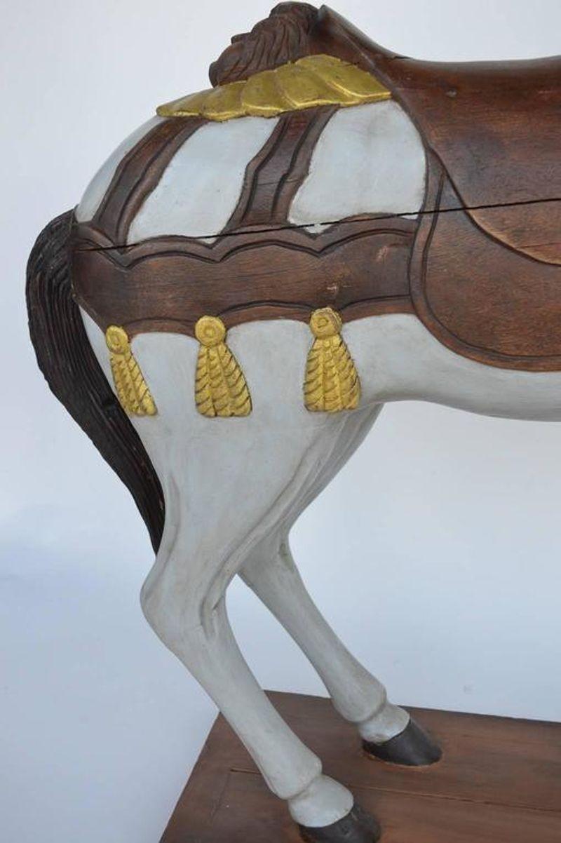 20ième siècle Cheval de carrousel en bois peint en vente