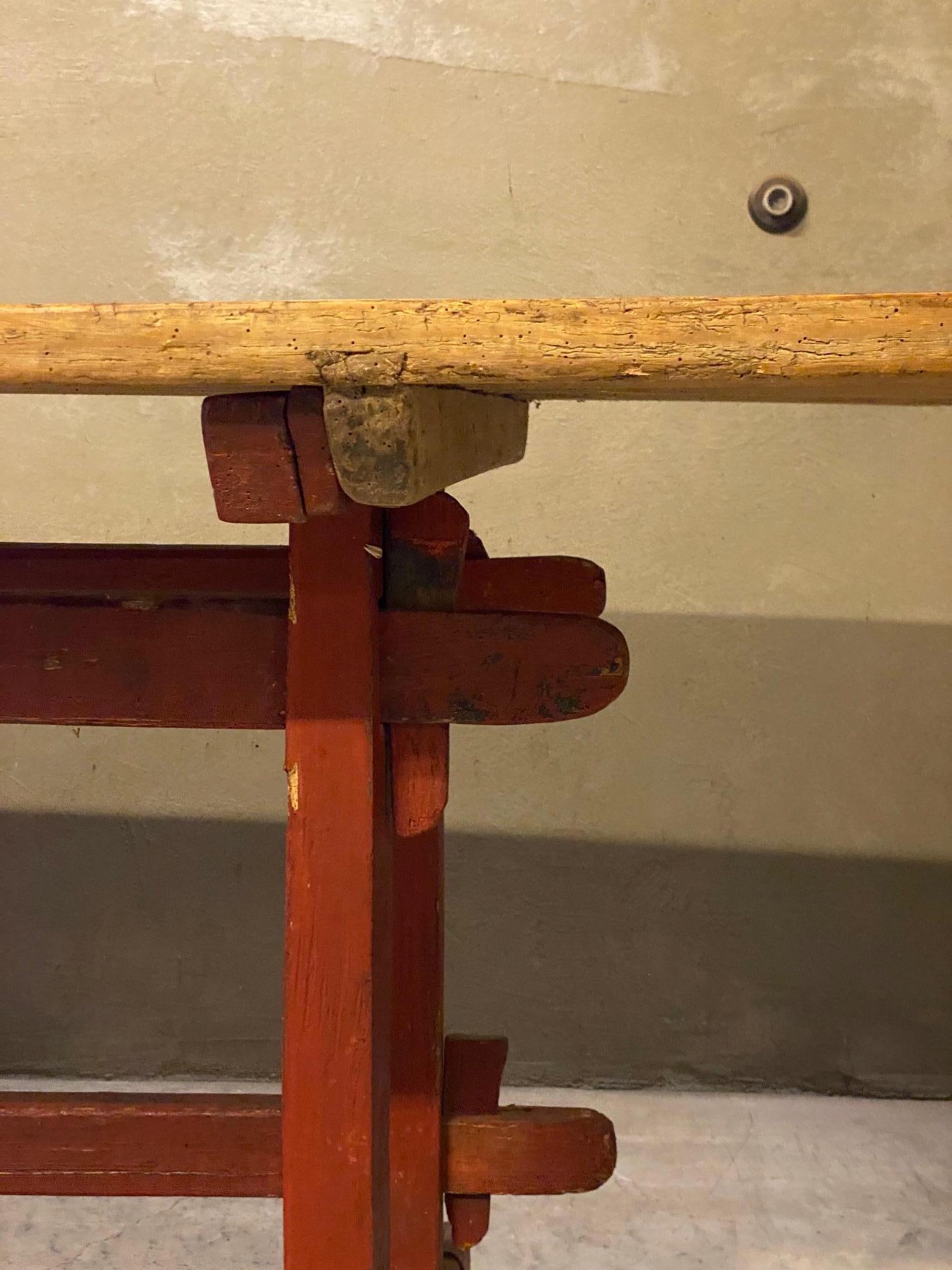 Tavolo da lavoro dipinto con base rossa, Francia, XIX secolo In condizioni discrete in vendita a Austin, TX