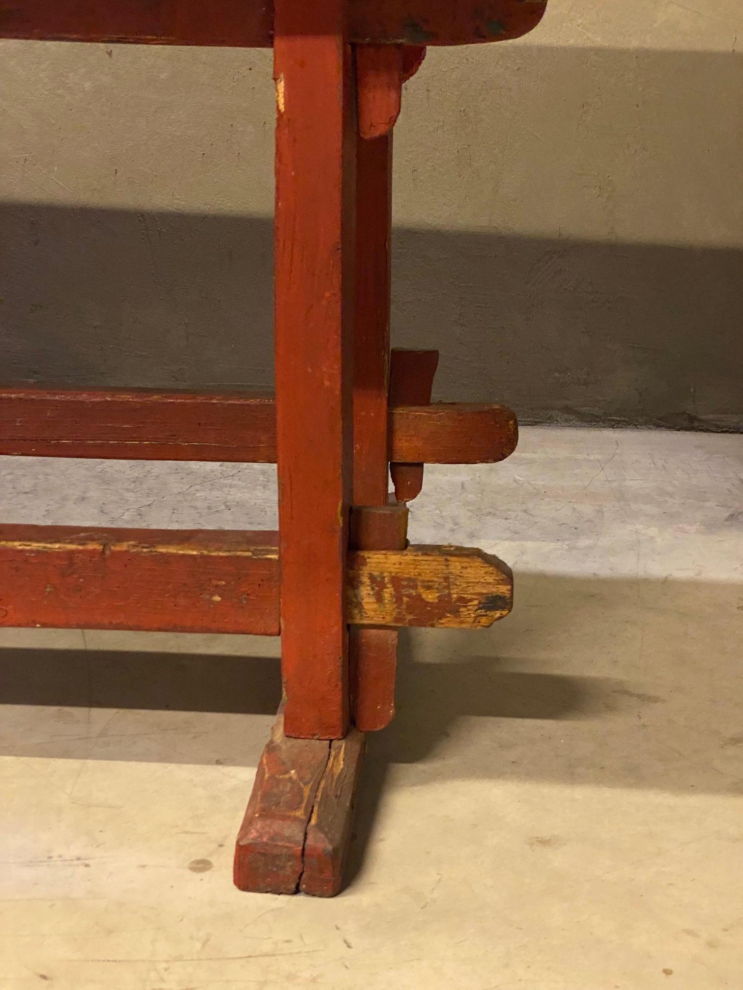 Pino Tavolo da lavoro dipinto con base rossa, Francia, XIX secolo in vendita