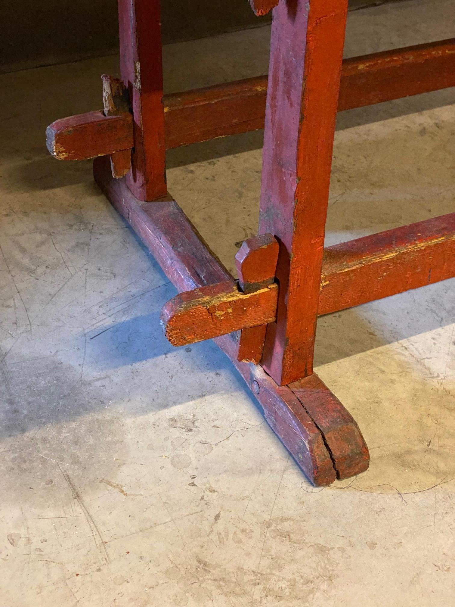 Tavolo da lavoro dipinto con base rossa, Francia, XIX secolo in vendita 2