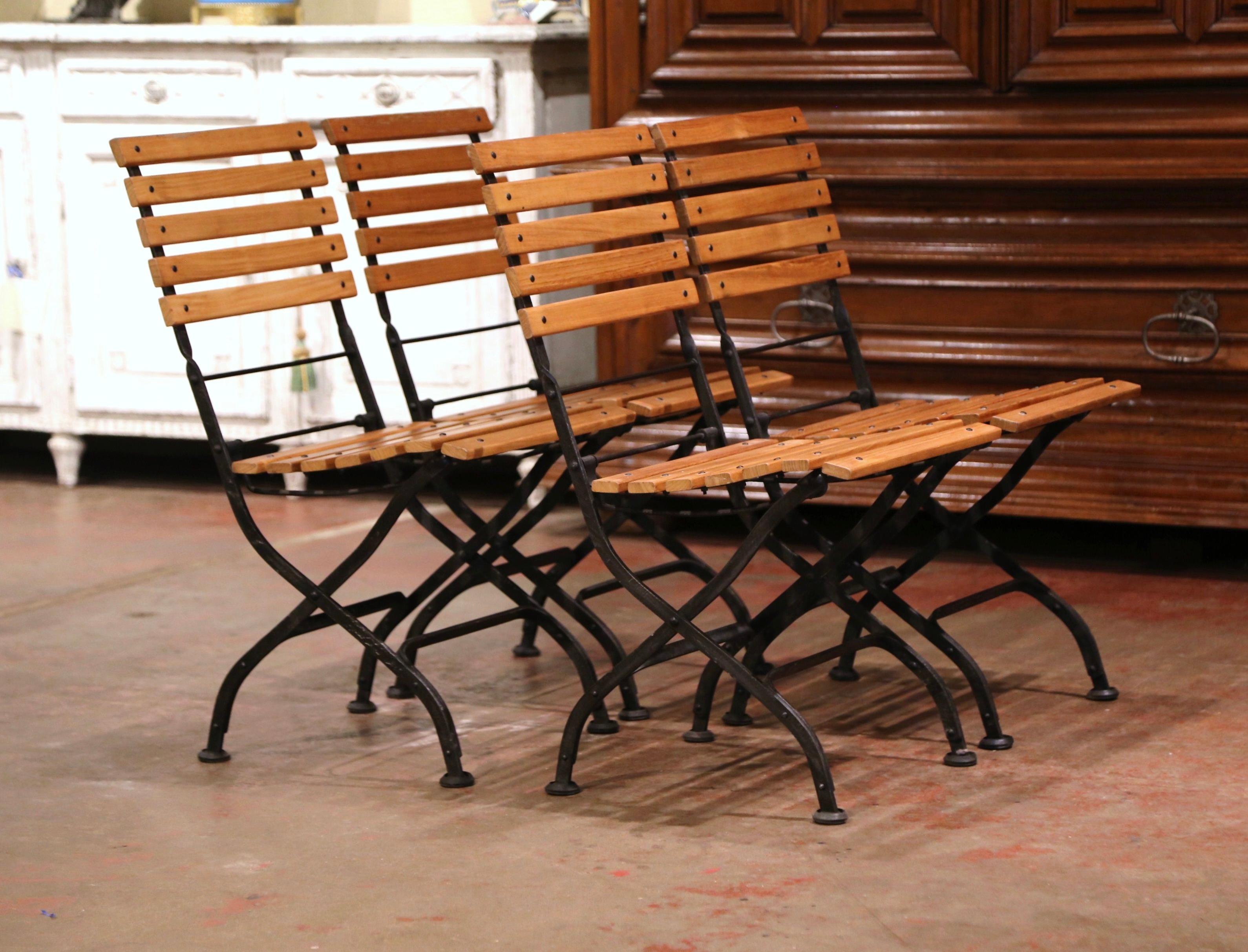 Painted Wrought Iron and Teak Wood Folding Garden Chairs, Set of Four In Excellent Condition In Dallas, TX
