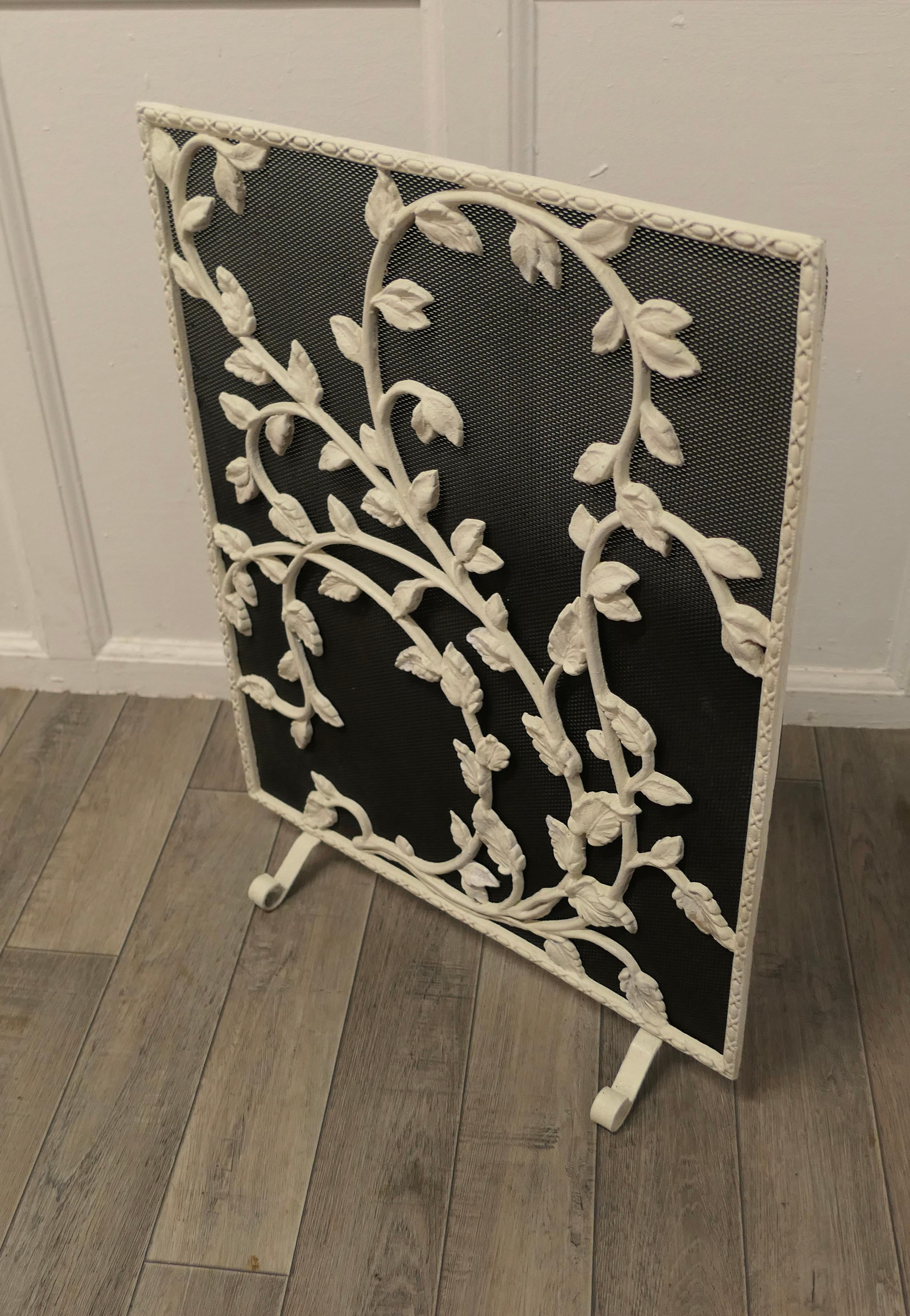 Painted Wrought Iron Fire Guard Decorated with Leaves In Good Condition For Sale In Chillerton, Isle of Wight