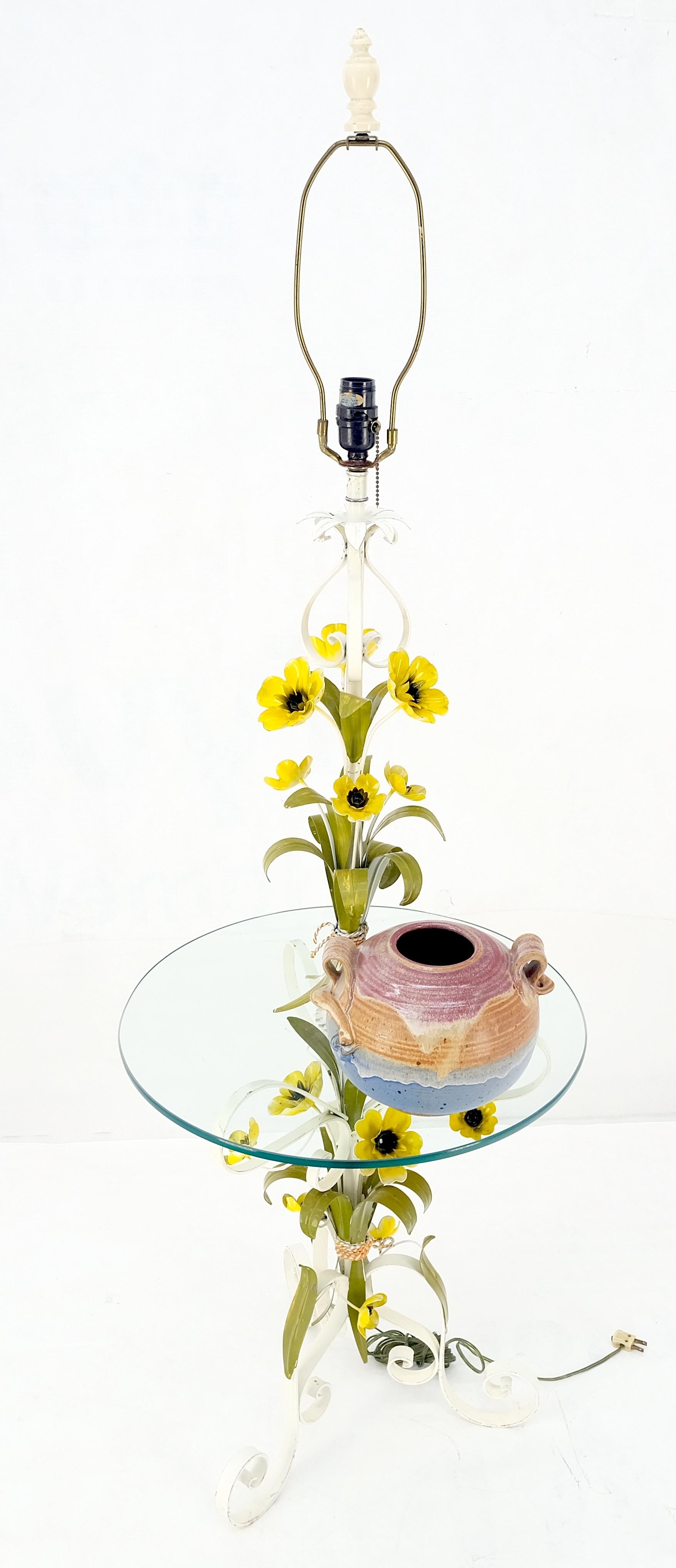 Lampadaire de table d'appoint italien mi-siècle moderne en fer forgé peint avec fleurs en vente 4