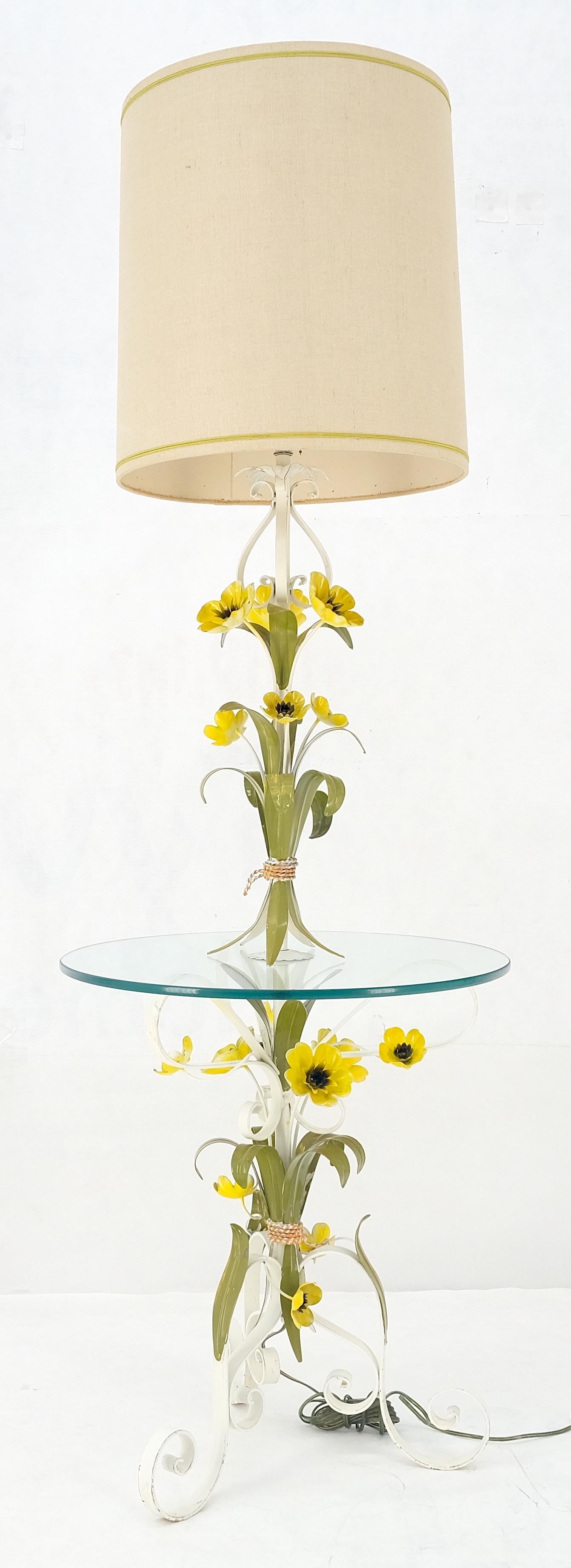 Mid-Century Modern Lampadaire de table d'appoint italien mi-siècle moderne en fer forgé peint avec fleurs en vente