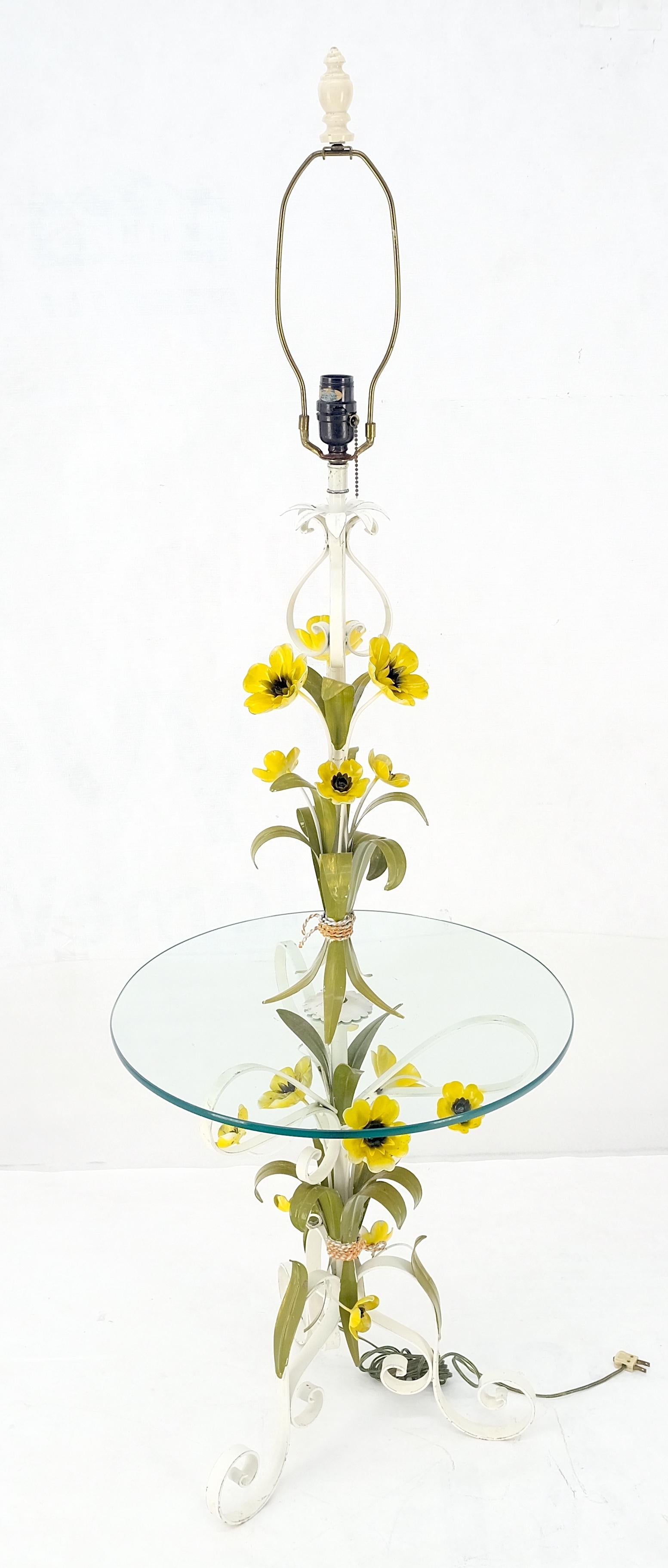 Peint Lampadaire de table d'appoint italien mi-siècle moderne en fer forgé peint avec fleurs en vente