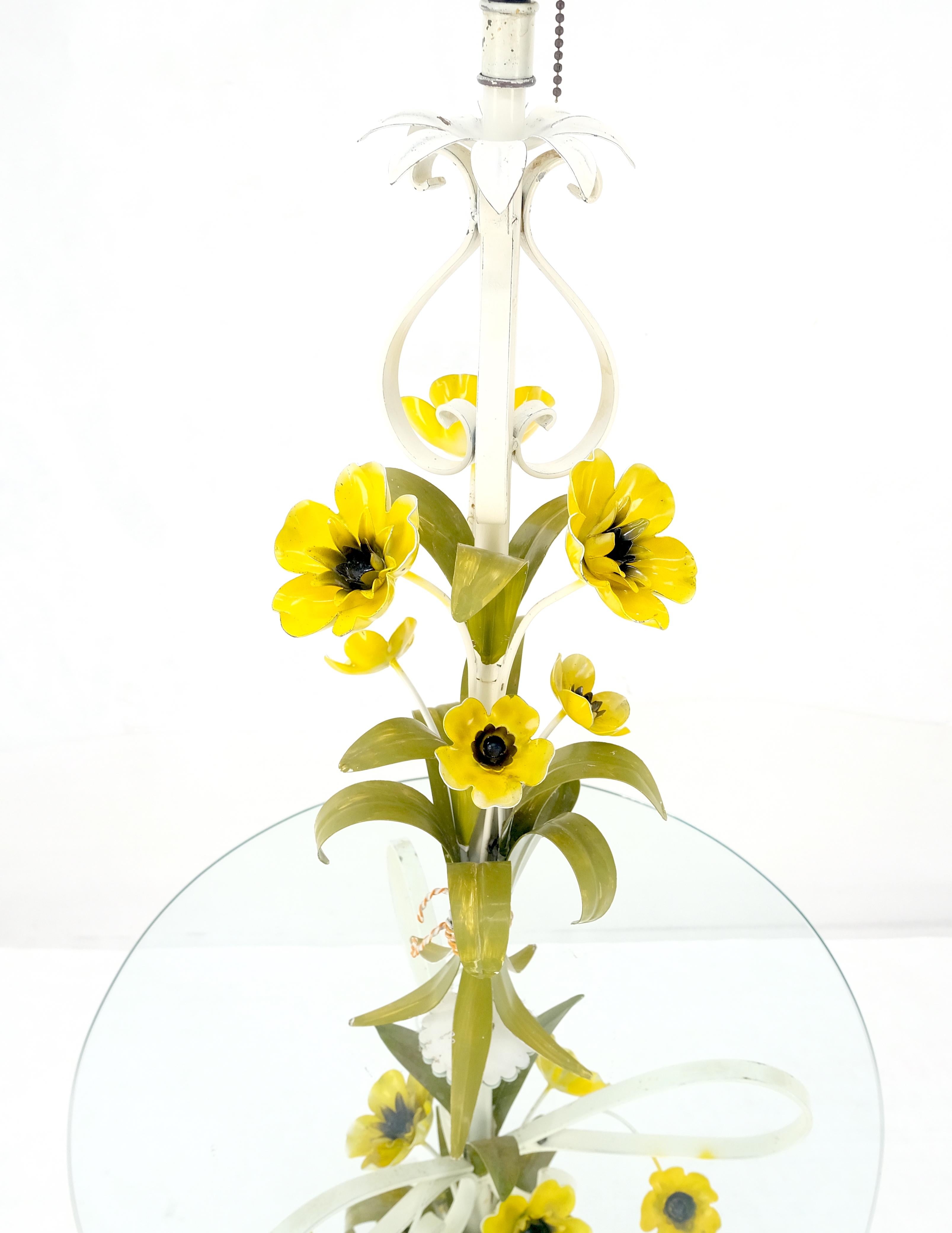 20ième siècle Lampadaire de table d'appoint italien mi-siècle moderne en fer forgé peint avec fleurs en vente