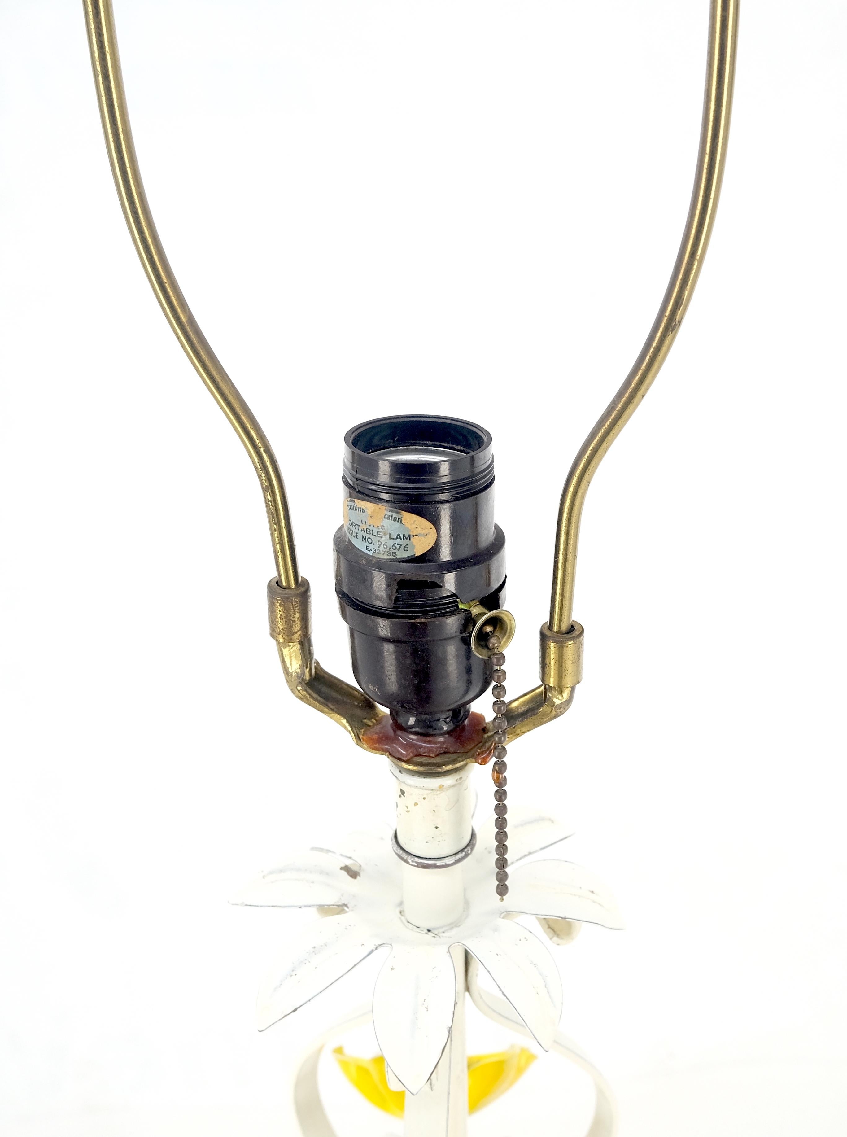 Fer forgé Lampadaire de table d'appoint italien mi-siècle moderne en fer forgé peint avec fleurs en vente