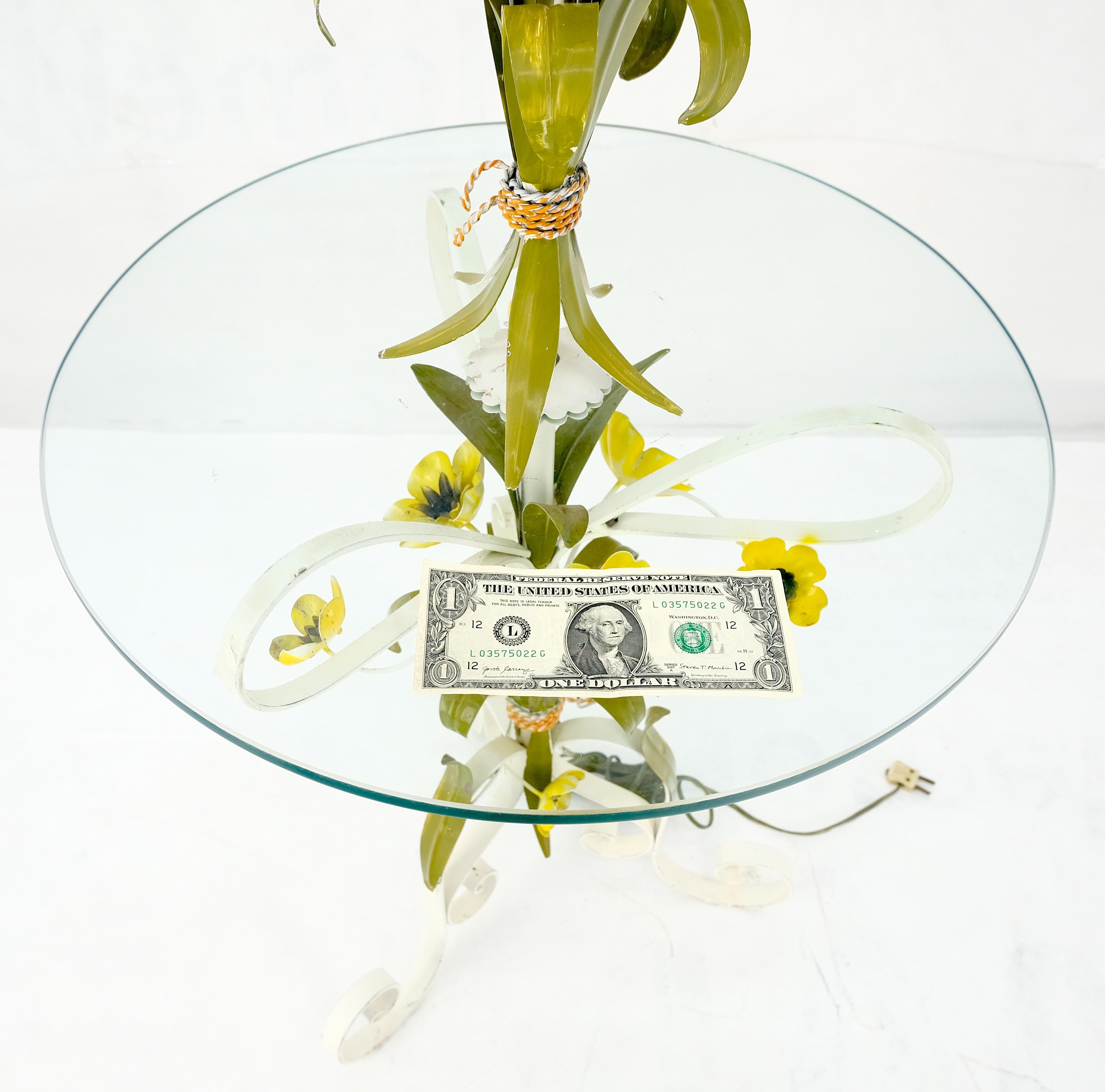Lampadaire de table d'appoint italien mi-siècle moderne en fer forgé peint avec fleurs en vente 1