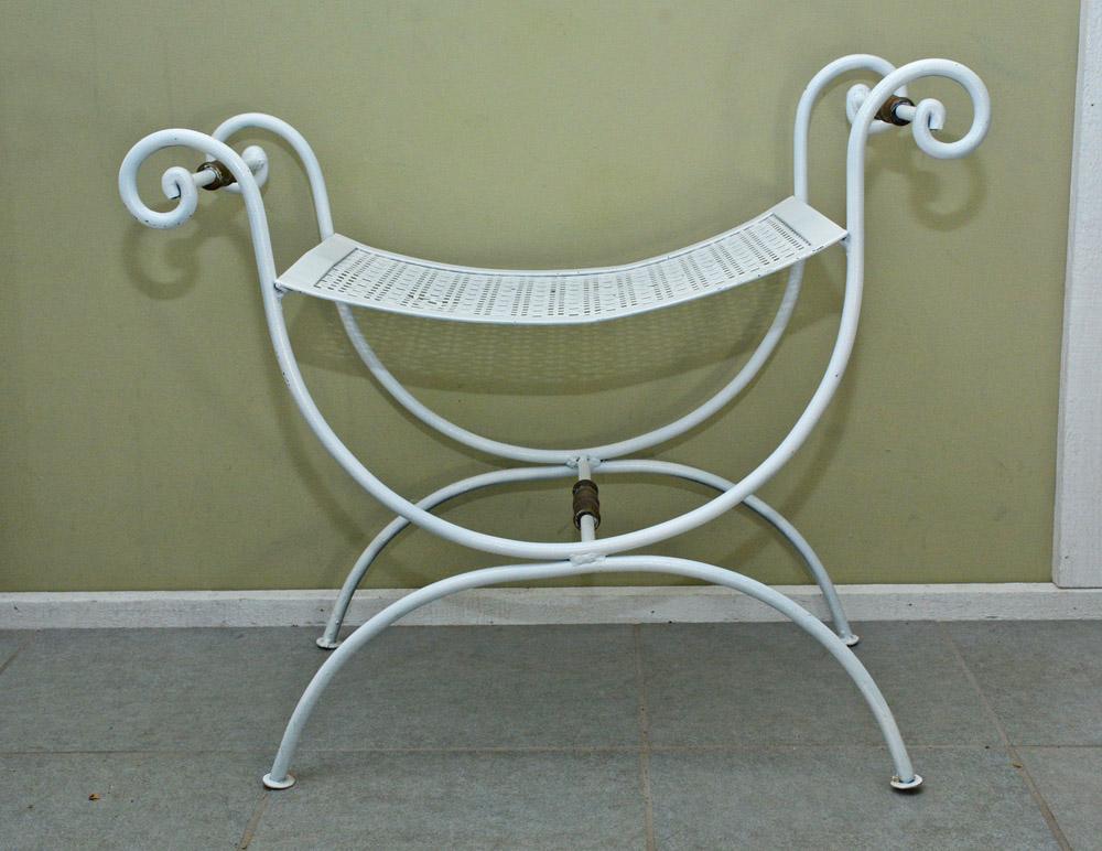 Midcentury wrought iron saddle seat bench can be used as vanity stool or for outdoor patio garden use. Scrolled arm support, metal mesh seat, attributed to Salterini, suitable for indoor and outdoor use, clean ready to use condition.

Measures: