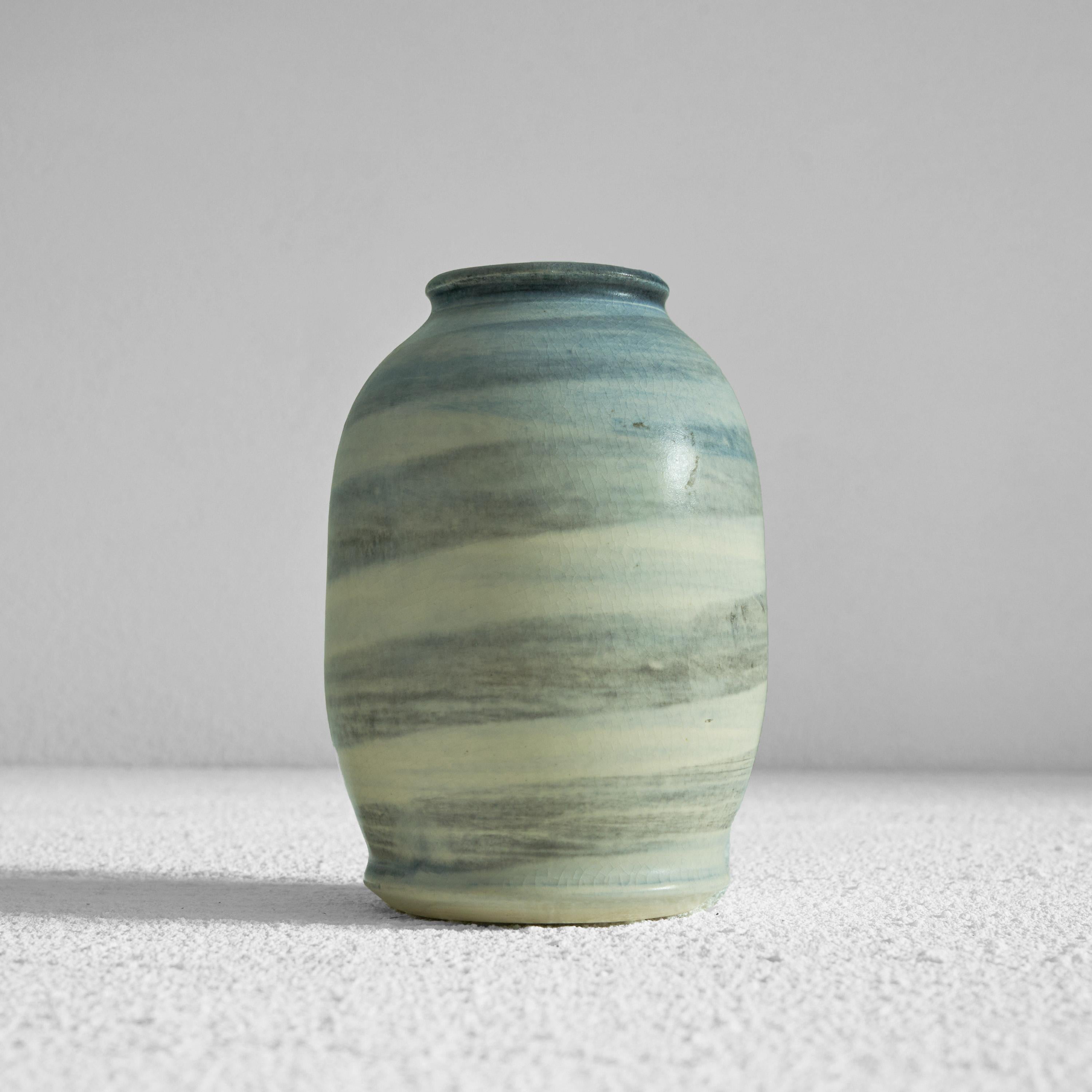 Vase en poterie de studio à glaçure peinte. Milieu du 20e siècle.

Il s'agit d'un magnifique petit vase décoré de façon picturale. Un plaisir pour les yeux et une pièce amusante sur votre bureau, votre armoire ou votre table. Cette pièce en