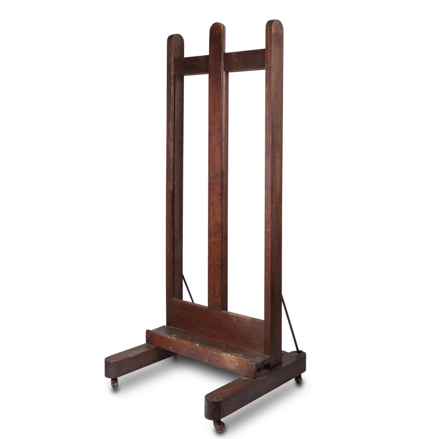 Painter's easel with castors, early 20th century.

Early 20th century oak easel with 4 castors.  
H: 155cm , W: 61cm, D: 55cm