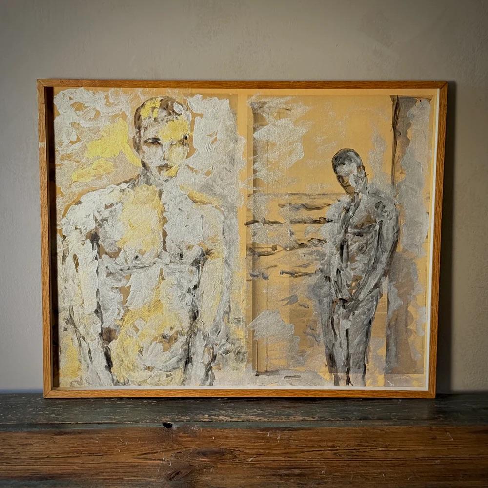 Dieses Gemälde in Mischtechnik zeigt zwei männliche Figuren, die vor neoklassizistischen architektonischen Formen positioniert sind, ausdrucksstarke Striche in gedämpften Grautönen, Ocker und Kohle. Die eine Figur, die näher und ganz nach vorne