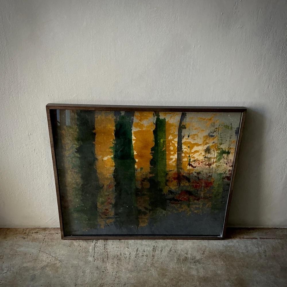 Dieses stimmungsvolle Acrylgemälde von Claude Lepoitevin fängt die Essenz eines Waldes mit kühnen vertikalen Formen und abstrahiertem Blattwerk in tiefen Grüntönen und goldenen Ockertönen ein. Der strukturierte Auftrag und die stimmungsvolle