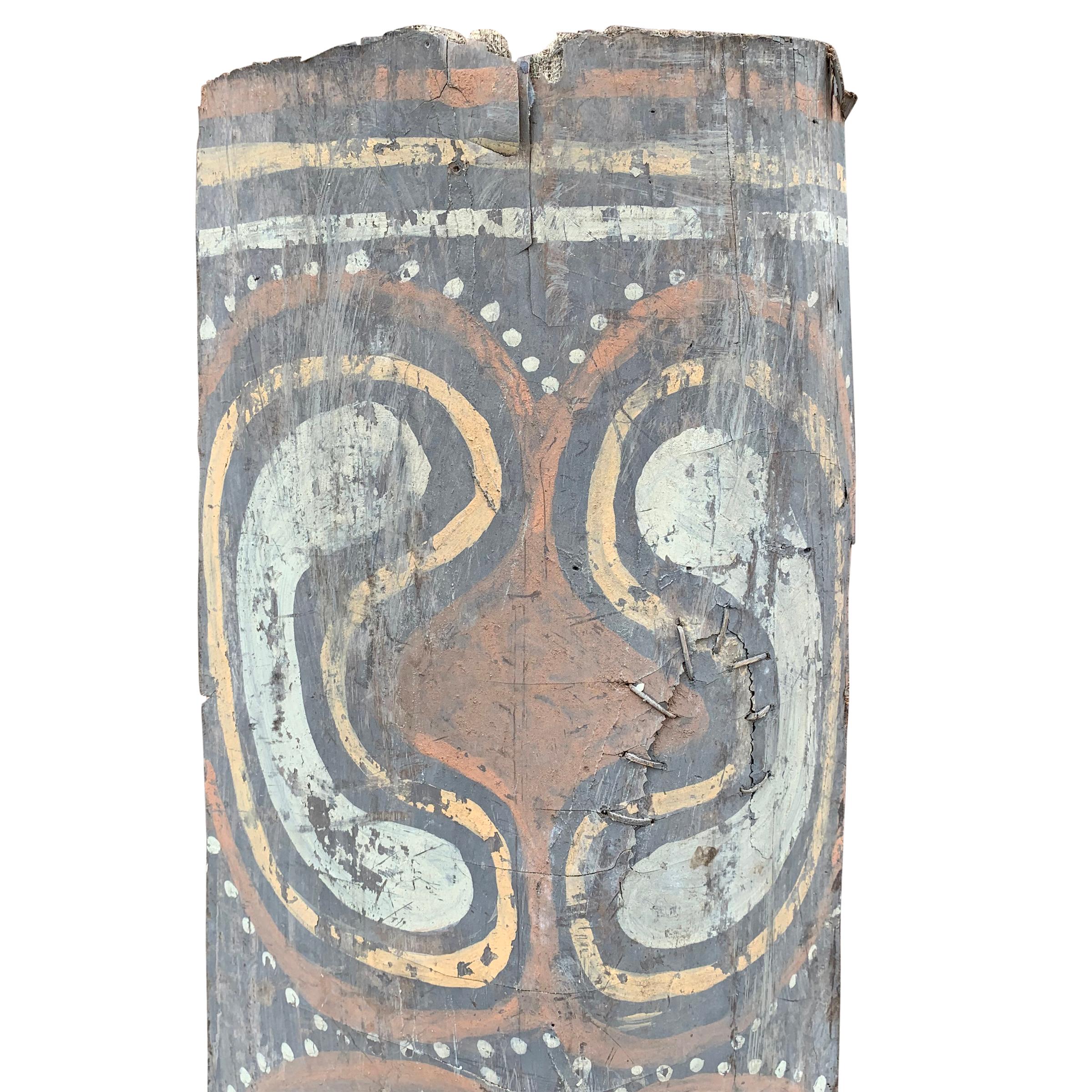 Peinture du plafond d'une maison cérémonielle Kwoma représentant un motif polychrome abstrait sur une spathe de palmier sagou. 

Du Metropolitan Museum of Art : 
