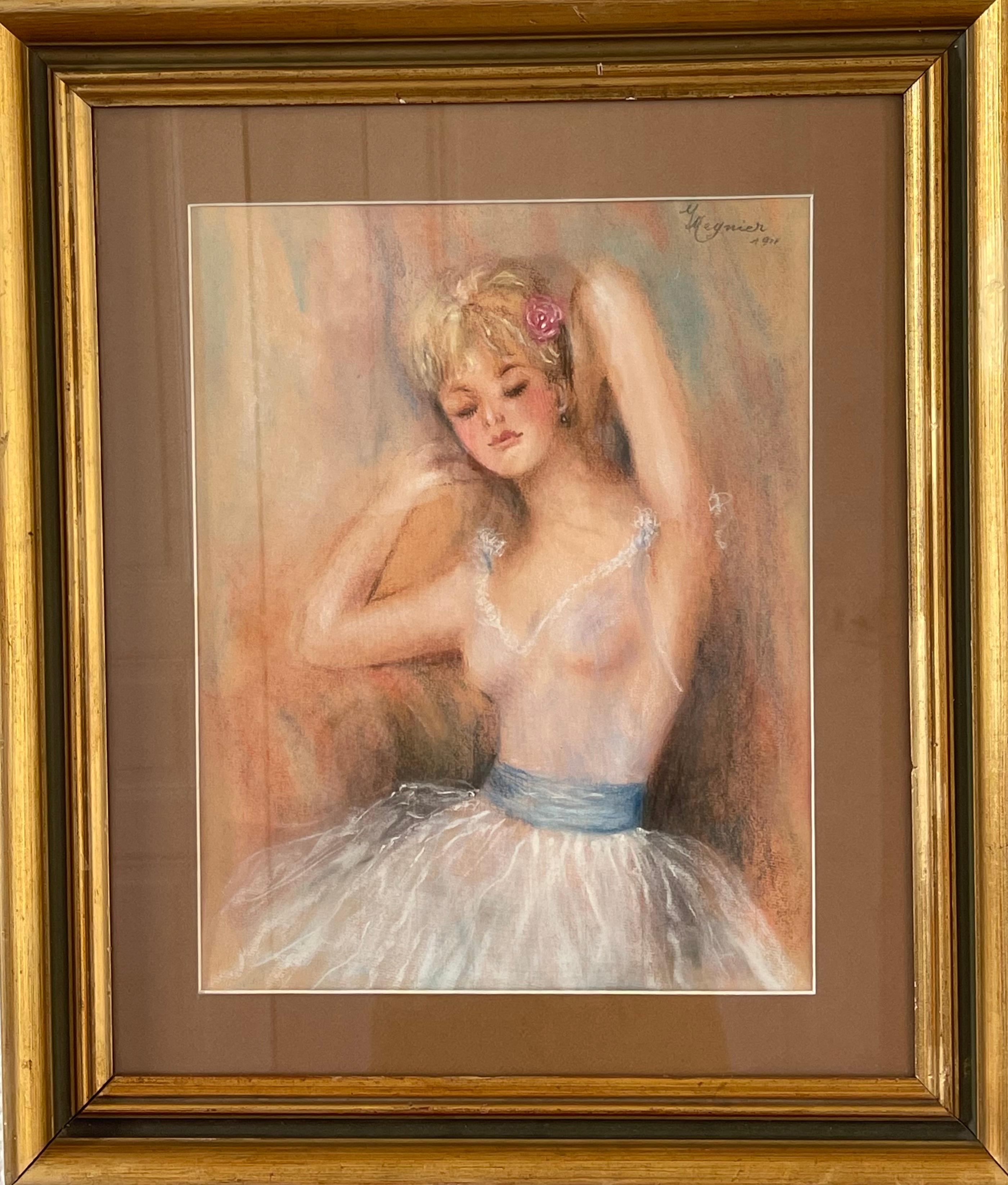 Ce magnifique tableau encadré de Meynier représente une femme blonde habillée en tenue de ballet, portant un justaucorps et un tutu blancs ornés d'une ceinture bleue. La femme est représentée les yeux fermés, les bras gracieusement levés dans une