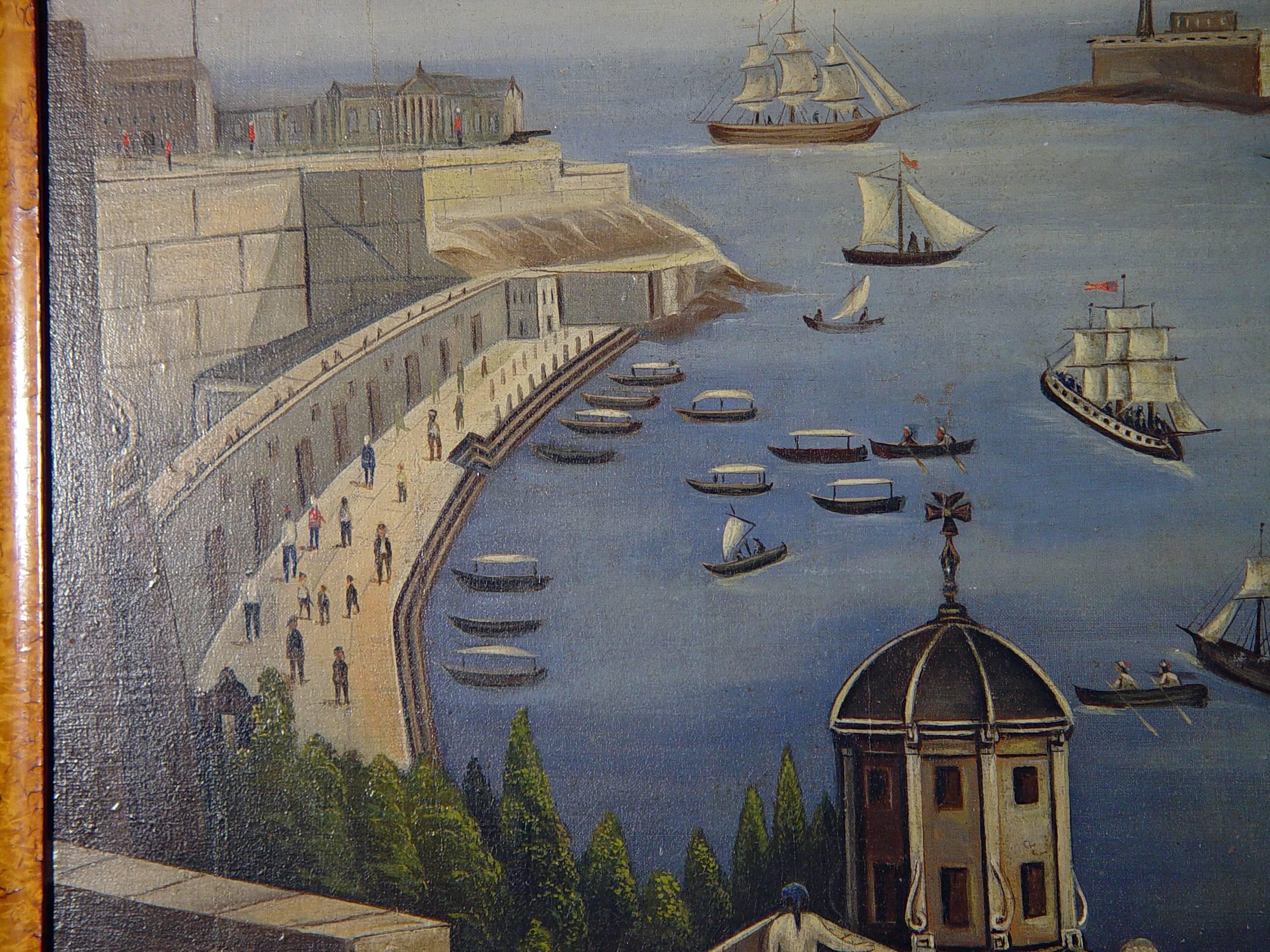 Großes Gemälde einer Hafenszene mit einer Ansicht des Hafens von Valletta, Malta,
Öl auf Leinwand,
Mitte des 19. Jahrhunderts.

Das massive Gemälde wurde von den oberen Gärten aus gemalt, die die Westseite des Hafens überblicken. Es zeigt die