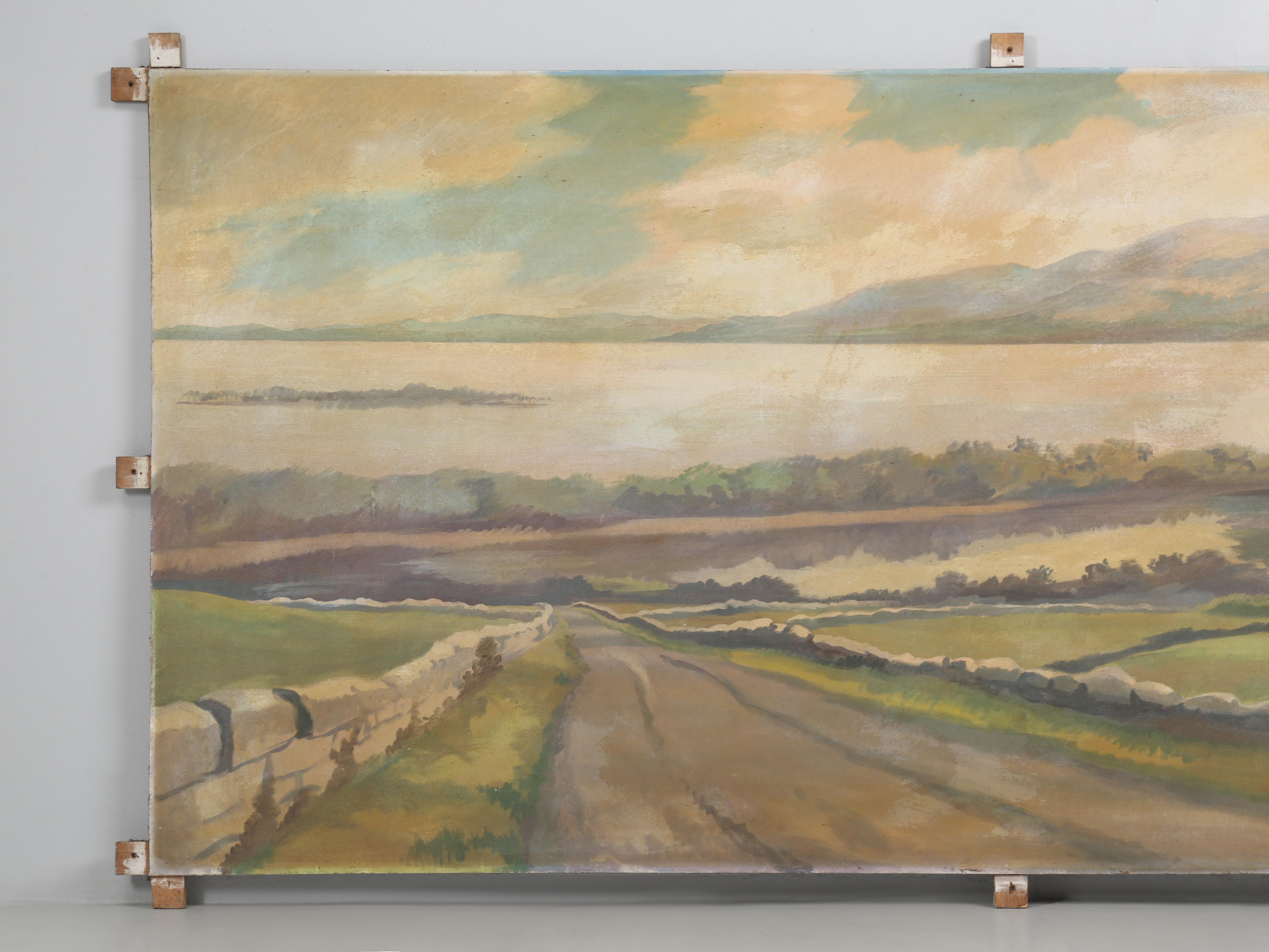 Óleo sobre tabla de Lough Gill por Brendan McDonagh que originalmente colgaba en el Killoran's Pub, Tubbercurry Co Sligo, Irlanda y que se vio en el plató del popular programa de televisión irlandés, Normal People.
La segunda novela de Sally Rooney,