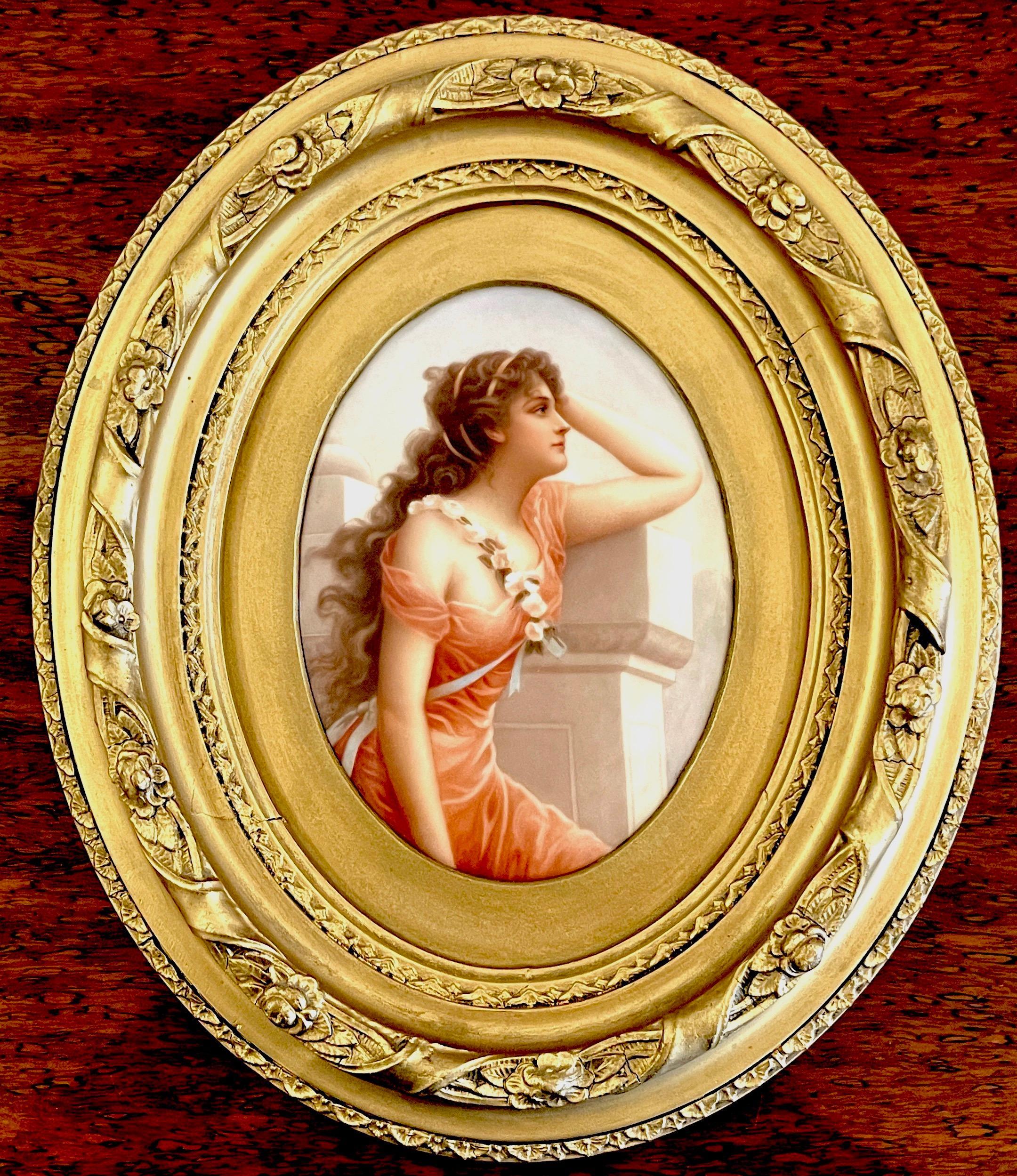 Dipinto su porcellana di KPM Porcelain, firmato Wagner Kpm
Germania, circa 1890

Uno squisito dipinto su porcellana attribuito a KPM Porcelain raffigura una giovane bellezza adornata da una corona di rose. Firmato dall'artista Wagner nell'angolo in