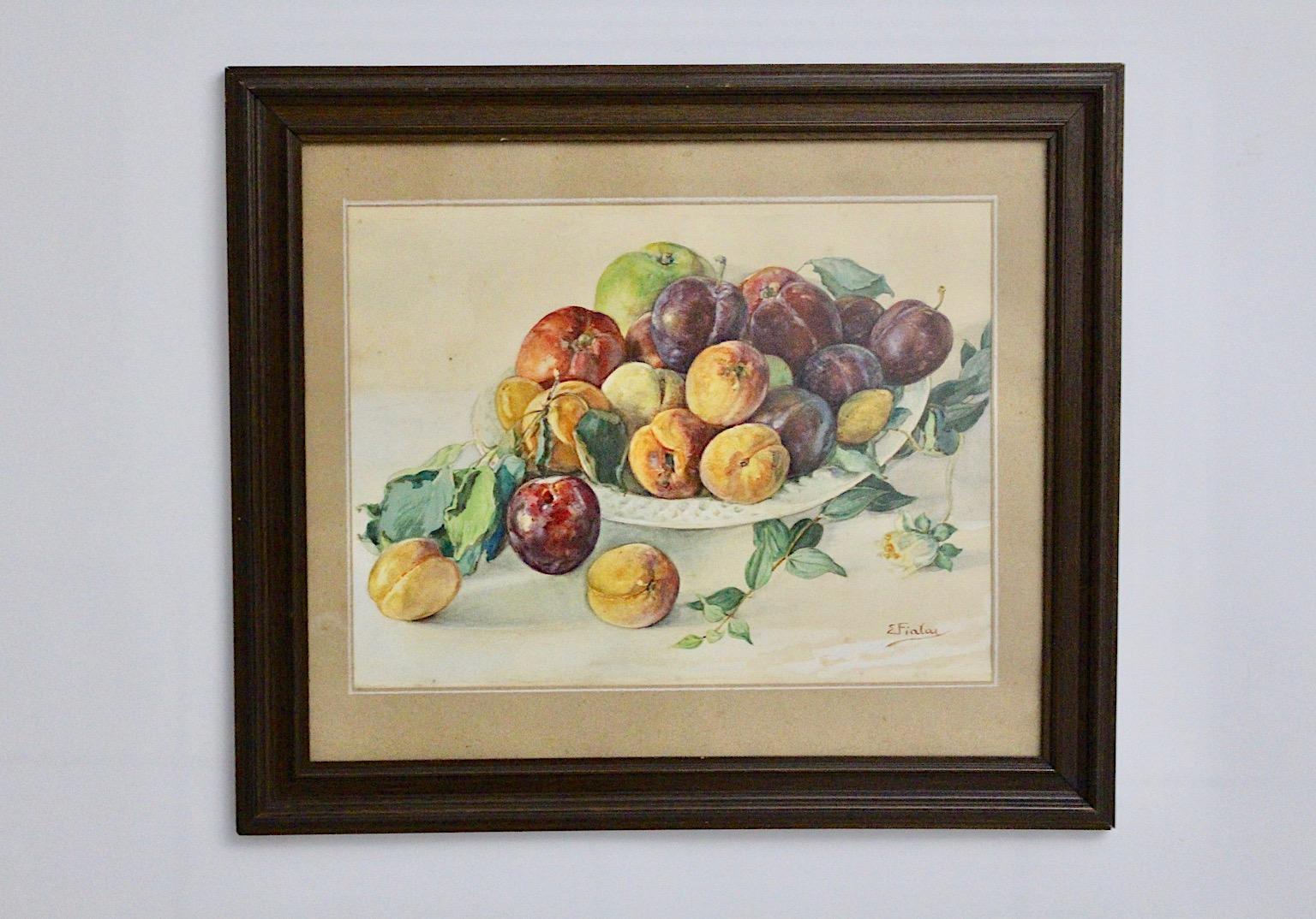 Un tableau avec le motif des fruits dans un bol peint, qui a été réalisé avec des aquarelles par Emil Fiala.
Emil Fiala (1869-1960) a été membre du Künstlerbund autrichien, anciennement Hagenbund, de 1915 à 1937.
Un simple cadre en bois brun fait
