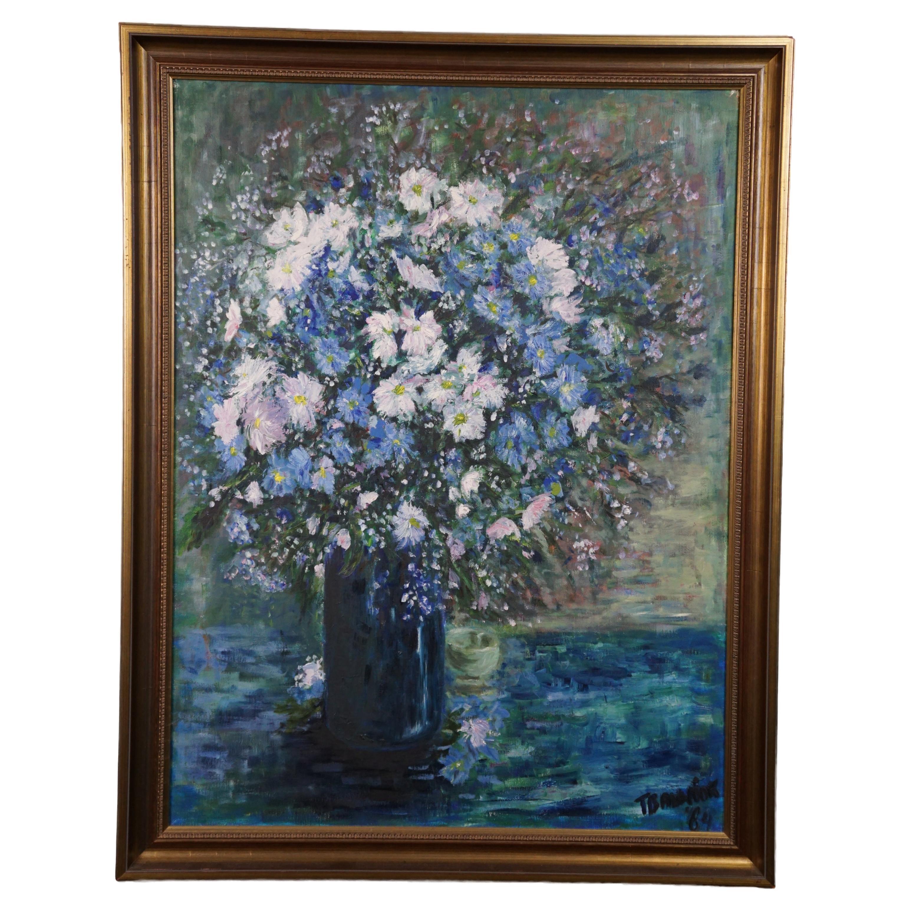 Gemälde mit einem Stillleben einer Vase mit blauen und weißen Blumen. 