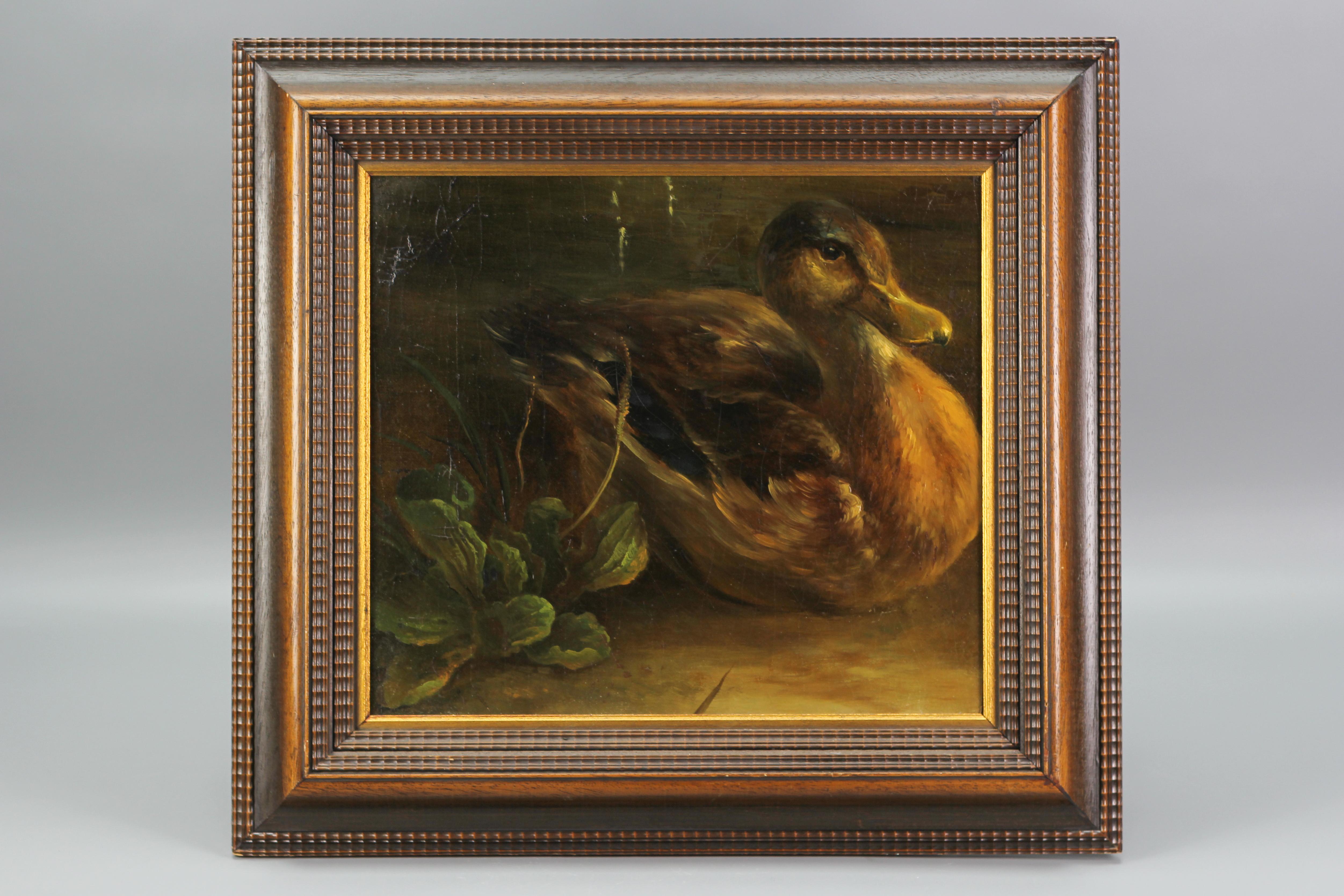 Une peinture à l'huile de style baroque du premier tiers du 20e siècle. 
Ce beau tableau représente un canard avec des plantes, peint sur un panneau de contreplaqué dans les tons marron, vert et jaune, avec un cadre en bois.
En bon état conforme à