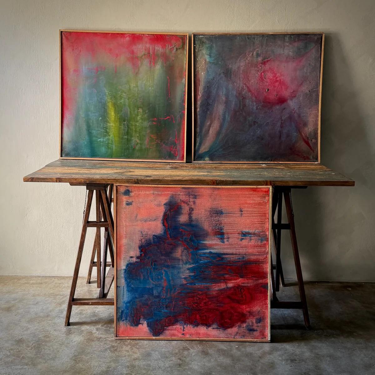 Ein Set von drei Gemälden aus einer Sammlung von 22 Gemälden von Lucien Beniere, von denen jedes einen bestimmten Moment der kohärenten Vision des Künstlers einfängt.  Die zusätzlichen Fotos stellen andere Kunstwerke desselben Künstlers dar, die in