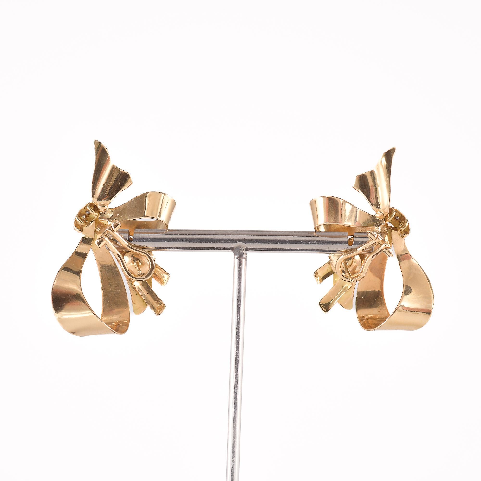 GEMOLOGICAL ANALYSIS
Pair of 18k rose gold -750/1000 earrings, each made as a pivot clip, for lobes with the hole, designed following a bow motif with diamond decoration.
Total weight grams 14.00
the detailed description of gemological