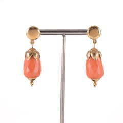 Paio di orecchini in oro giallo con corallo rosso-arancio