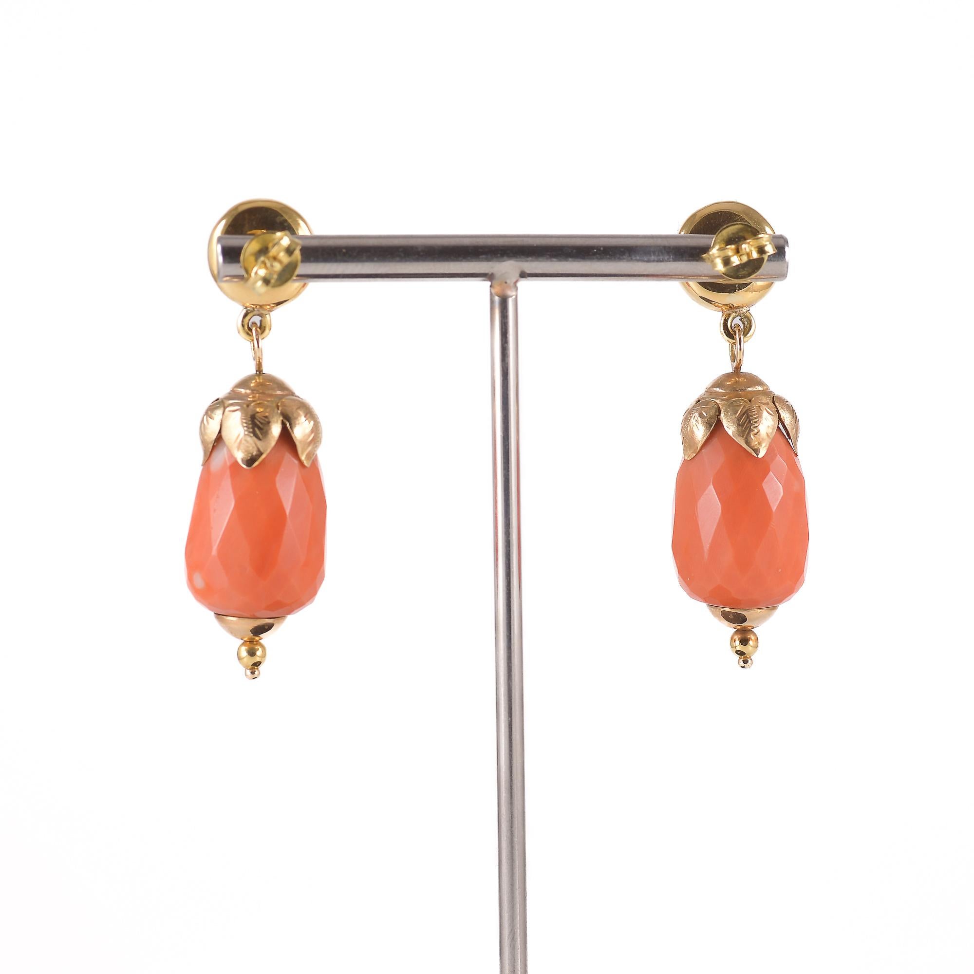 Moderno Paio di orecchini in oro giallo con corallo rosso-arancio in vendita