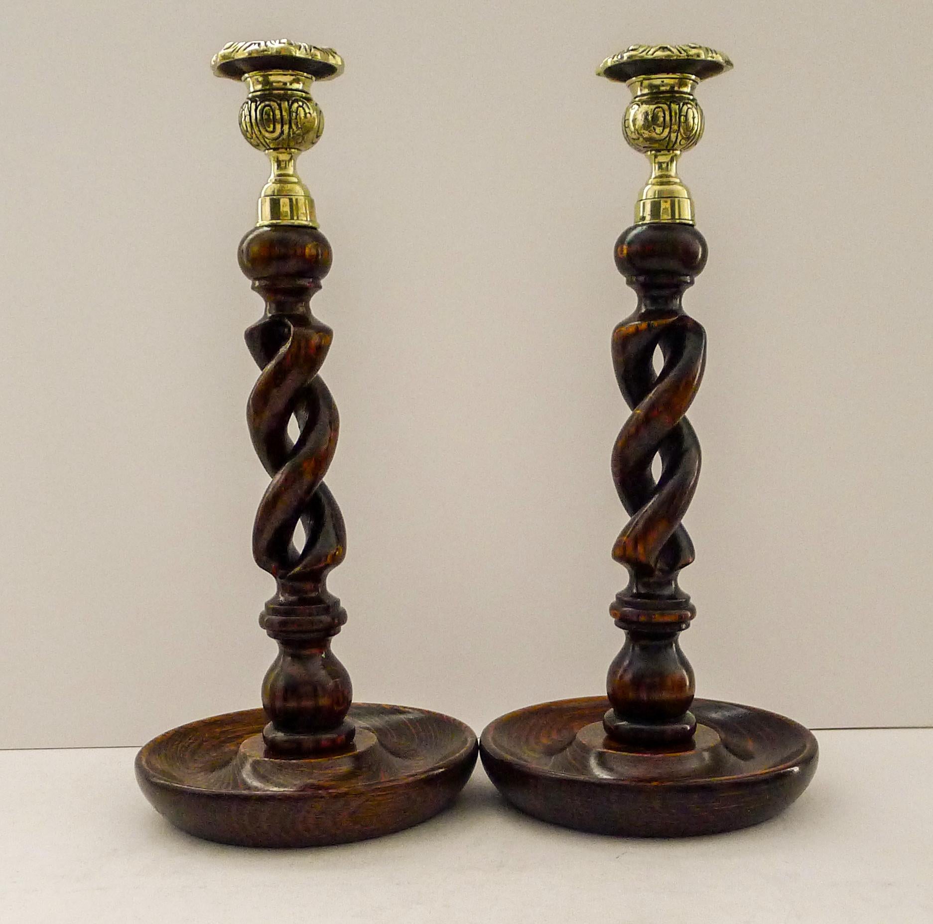 Laiton Paire de chandeliers anciens en chêne Oak Oak Twist - Dessus en laiton en vente