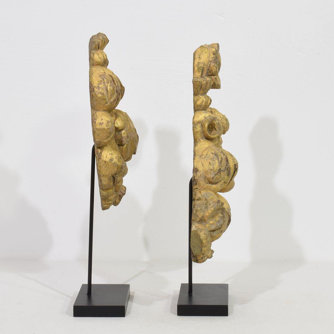 Français Paire d'ornements baroques en chêne sculpté et doré du 17/18ème siècle français en vente