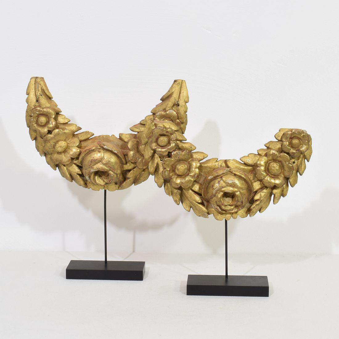 Wonderful pair of two baroque gilt wood garland fragments/ornaments,
Italy, circa 1650-1750. Weathered and small losses. Measurement here below of the largest one and includes the wooden base.
