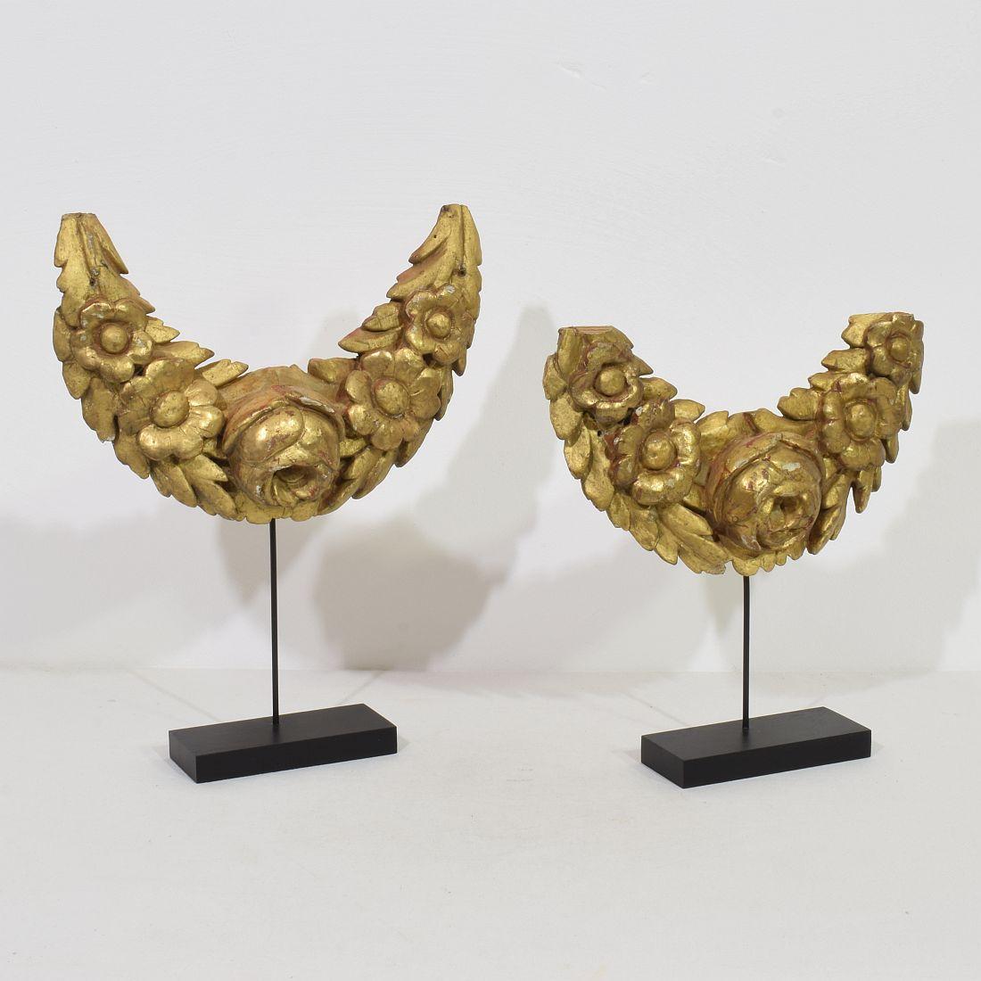 Pair 17/18th Century Italian Carved Giltwood Baroque Ornaments In Good Condition In Buisson, FR