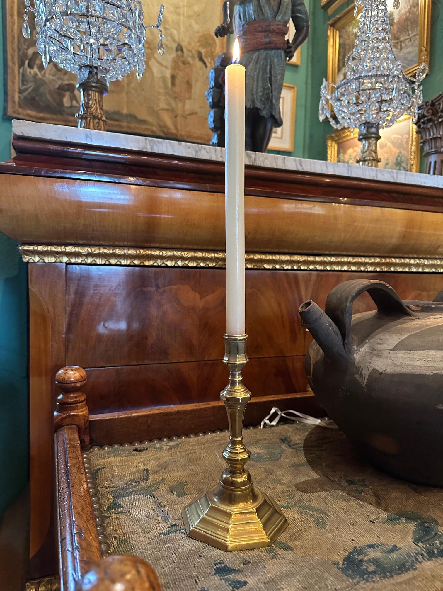 Coppia di candelabri del 17° secolo in ottone, Objects for Objects antico LA CA in vendita 3